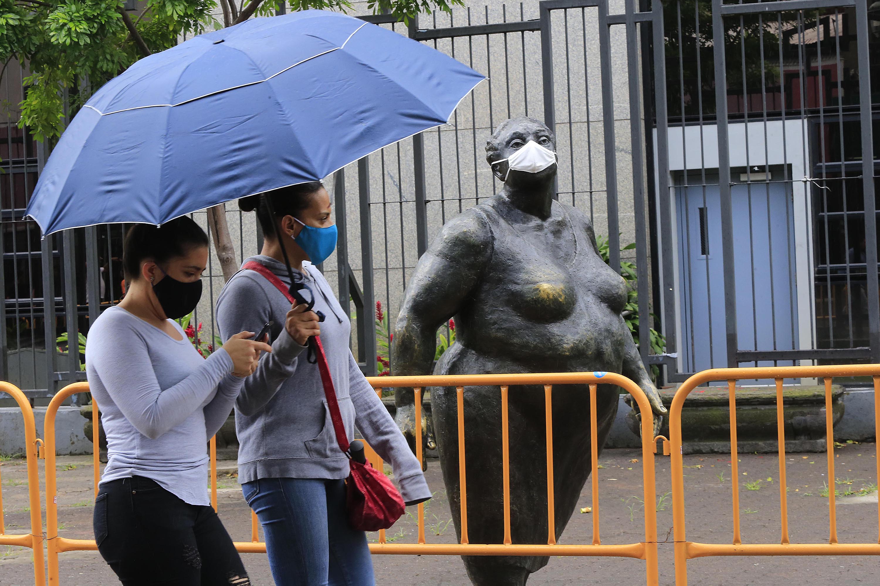 17/06/2020 San José. Personas caminando por el bulevar de la Avenida Central, usando mascarilla y/o careta como medida de prevención para evitar contagio de covid-19. Además, usando sombrillas o paraguas para protegerse de la lluvia. Foto: Rafael Pacheco