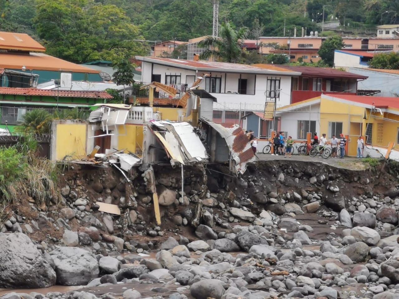 Así amanecieron las estructuras arrasadas por el río Turrialba a solo 100 metros del parque de ese cantón. Foto: suministrada por Keyna Calderón.