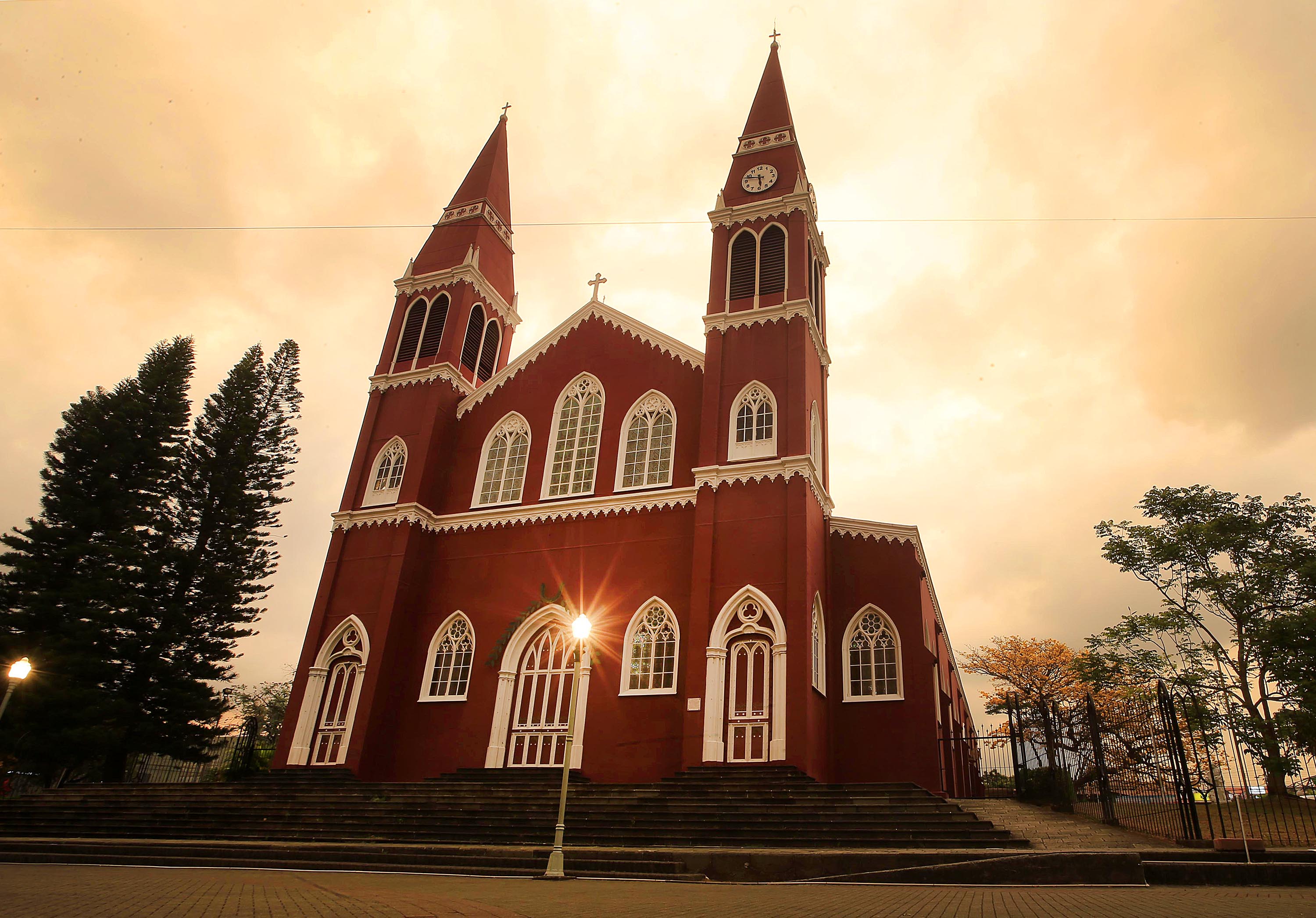 18/03/2021 Grecia. La Iglesia de Nuestra Señora de las Mercedes es monumento nacional. Se construyó en 1840, de estilo neogótico, y edificada totalmente en hierro. La comunidad se opone a su declaratoria de patrimonio porque sienten que ellos mismo pueden cuidar y conservar el templo. Foto: Rafael Pacheco