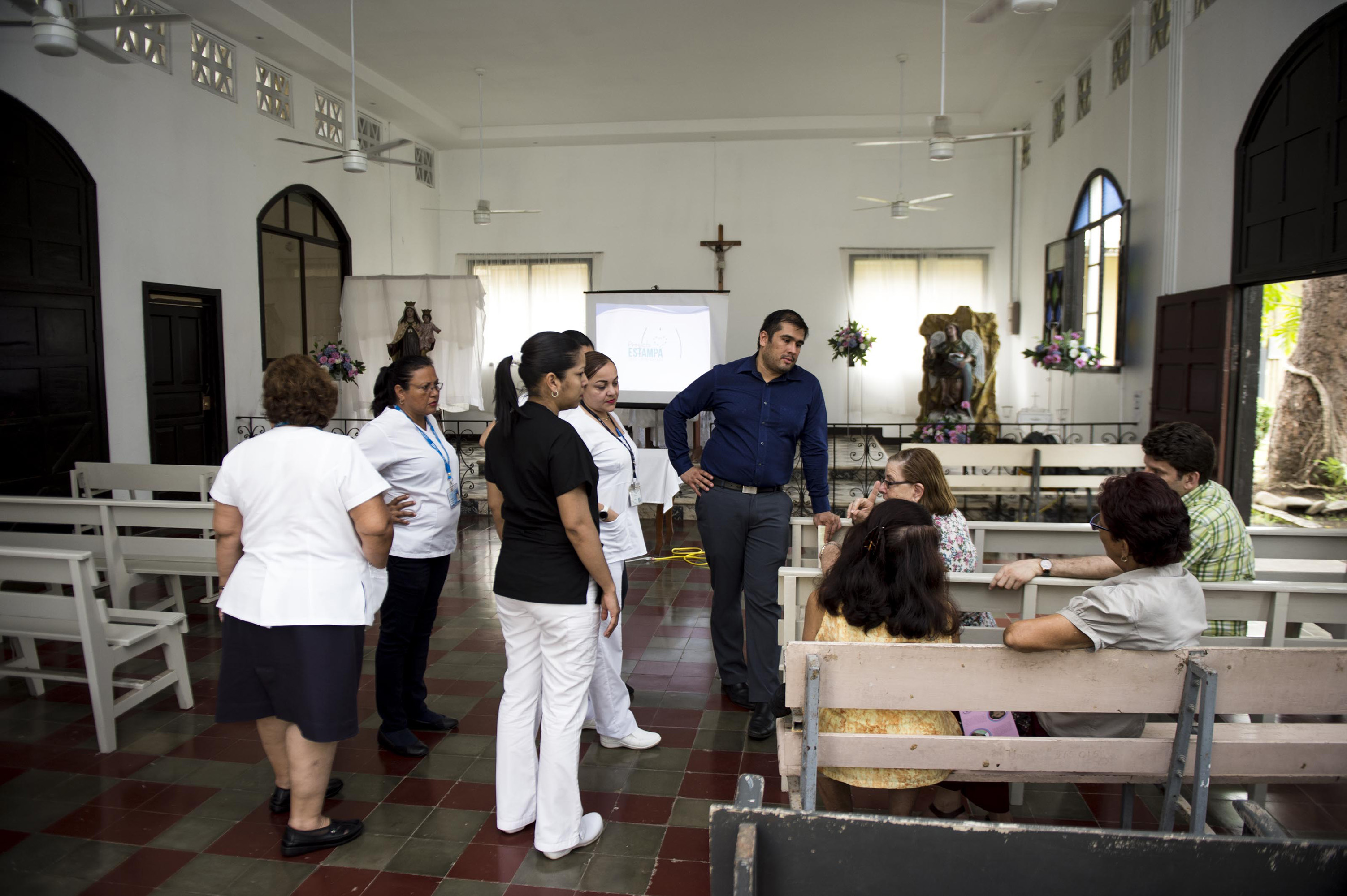 En la Clínica de San Rafael de Puntarenas se dio una de las primeras reuniones con la comunidad y el personal médico para explicar el proyecto.