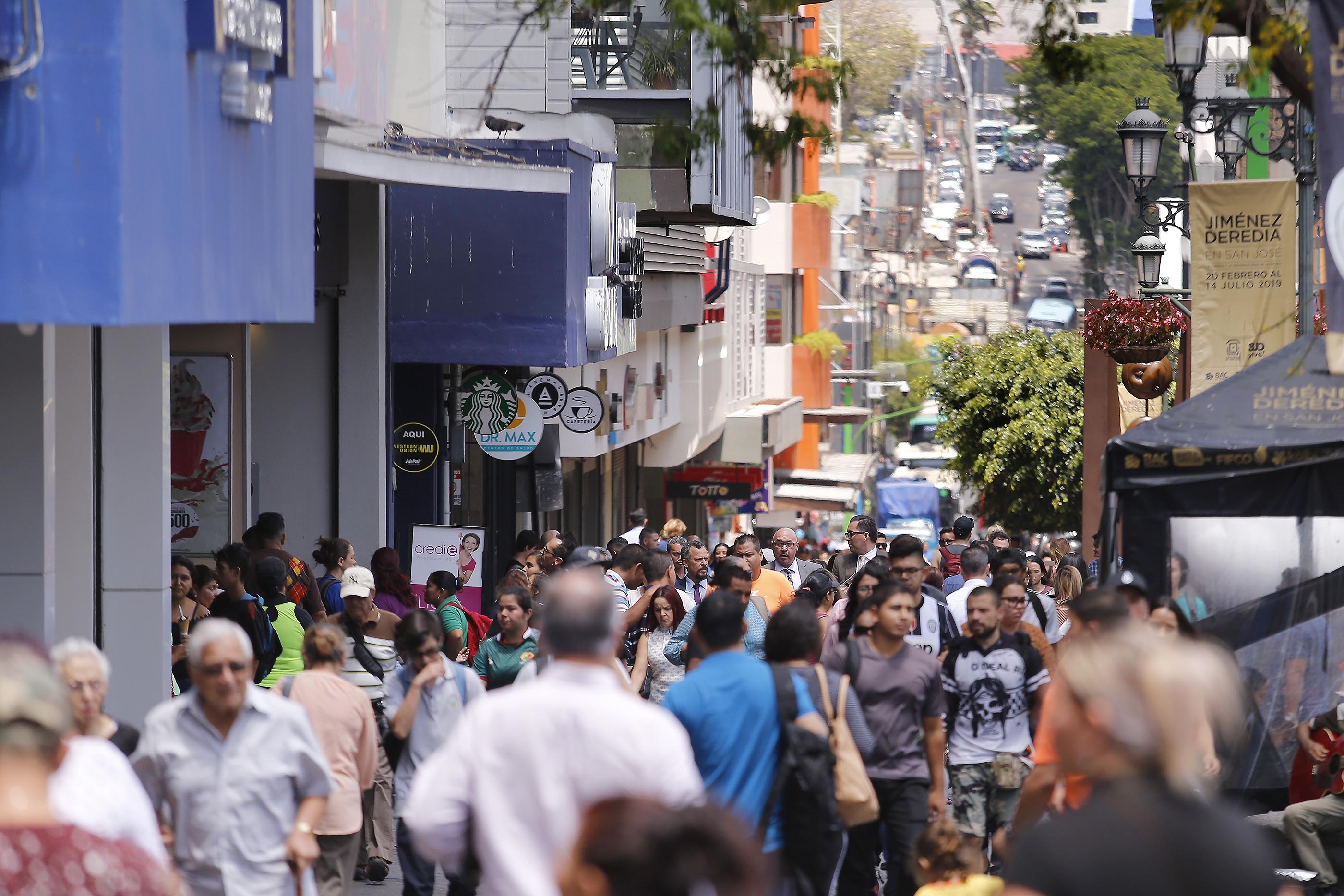 23/04/2019. San José. Afluencia de josefinos que aprovechan la hora del almuerzo en la avenida central. Foto: Albert Marín.