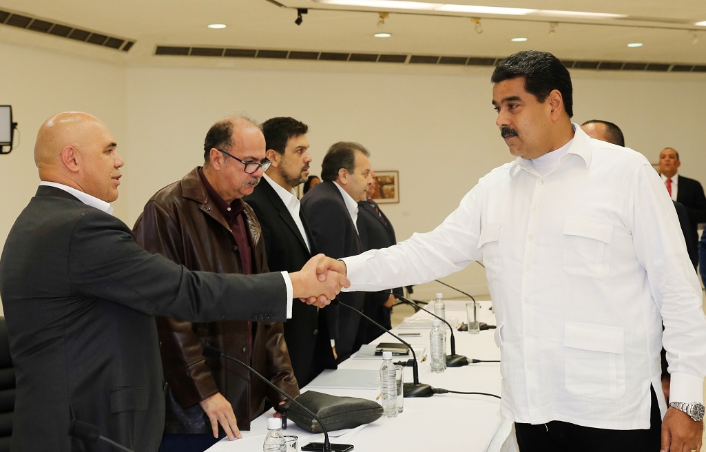 El presidente de Venezuela, Nicolás Maduro (derecha), saludó en octubre a Jesús Torrealba, secretario ejecutivo de la Mesa de Unidad Democrática (MUD).