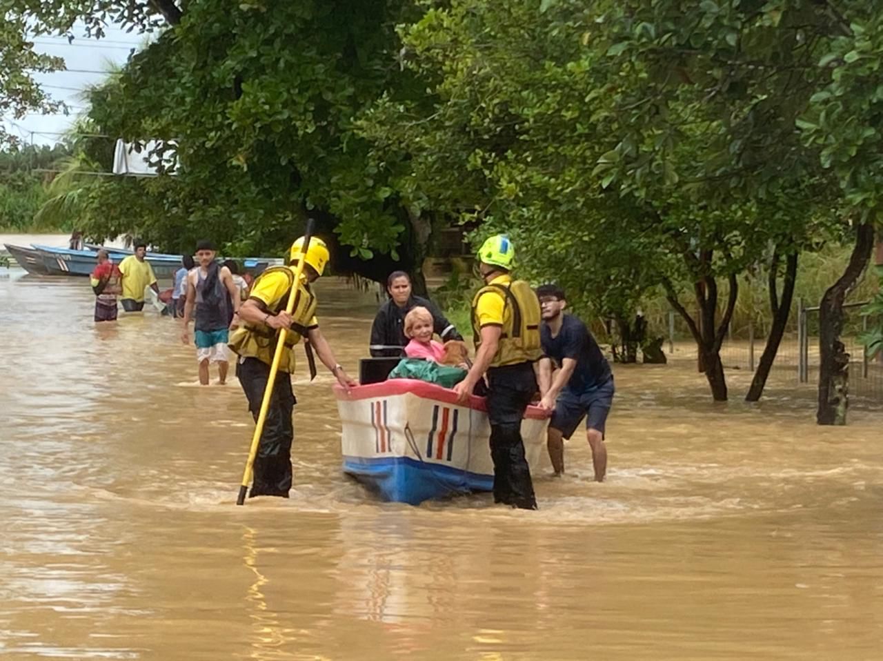 El Cuerpo de Bomberos colabora en el rescate de las personas afectadas por las inundaciones en cantones de la zona sur, específicamente Coto Brus, Golfito, Osa y Buenos Aires. Foto: Cortesía.