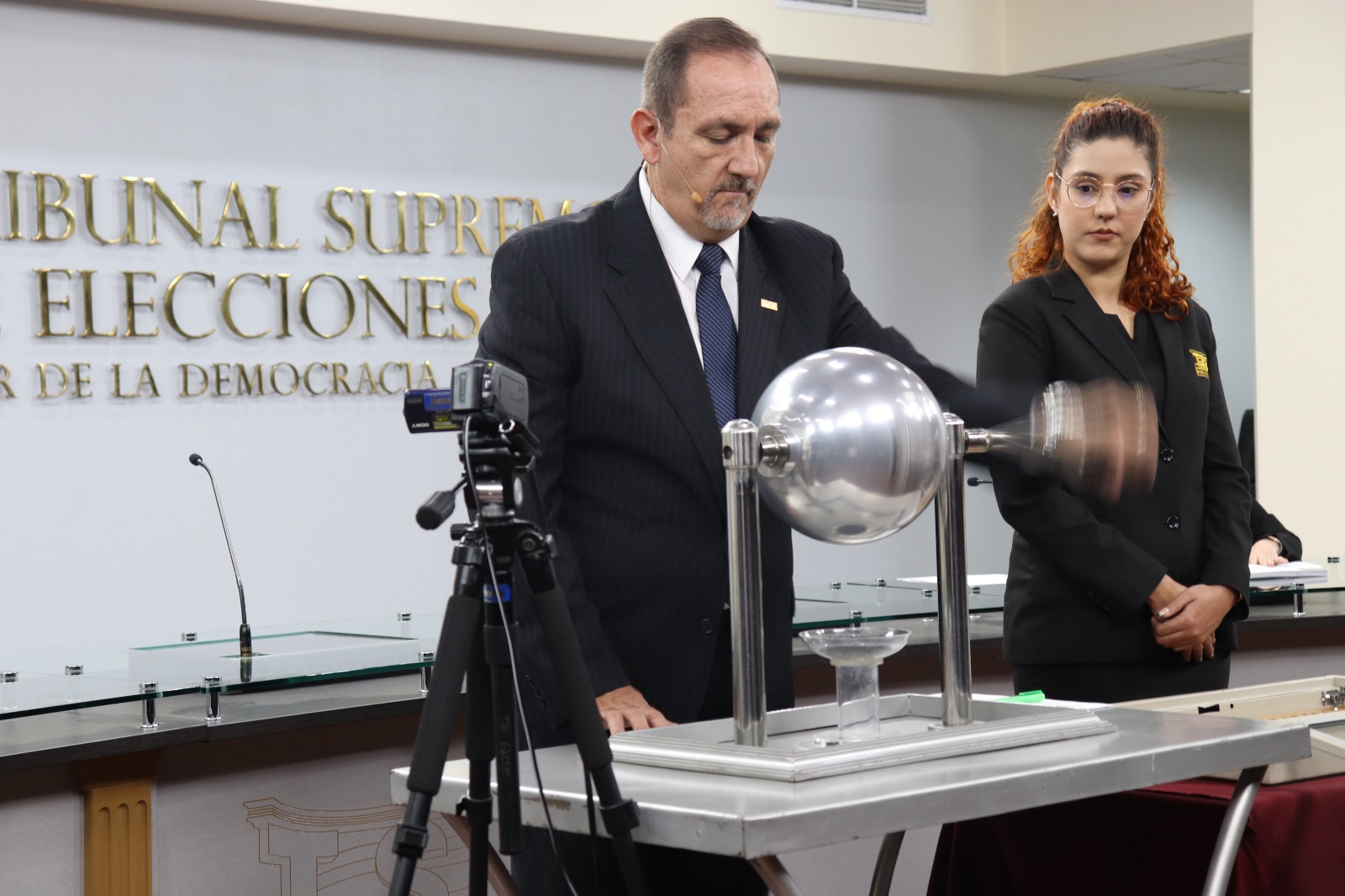 El Tribunal Supremo de Elecciones (TSE), sorteó, este 1 de noviembre, la ubicación en la papeleta municipal de los 77 partidos políticos que presentaron candidaturas para los comicios del 4 de febrero. Foto: Tribunal Supremo de Elecciones