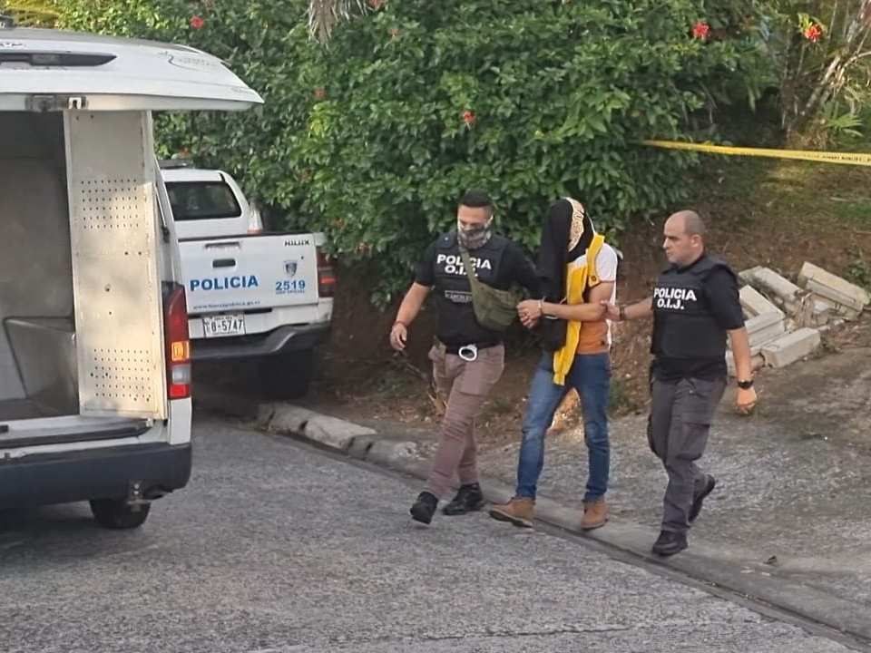 Momento en que los agentes del OIJ trasladan al padre sospechoso hacia las instancias judiciales