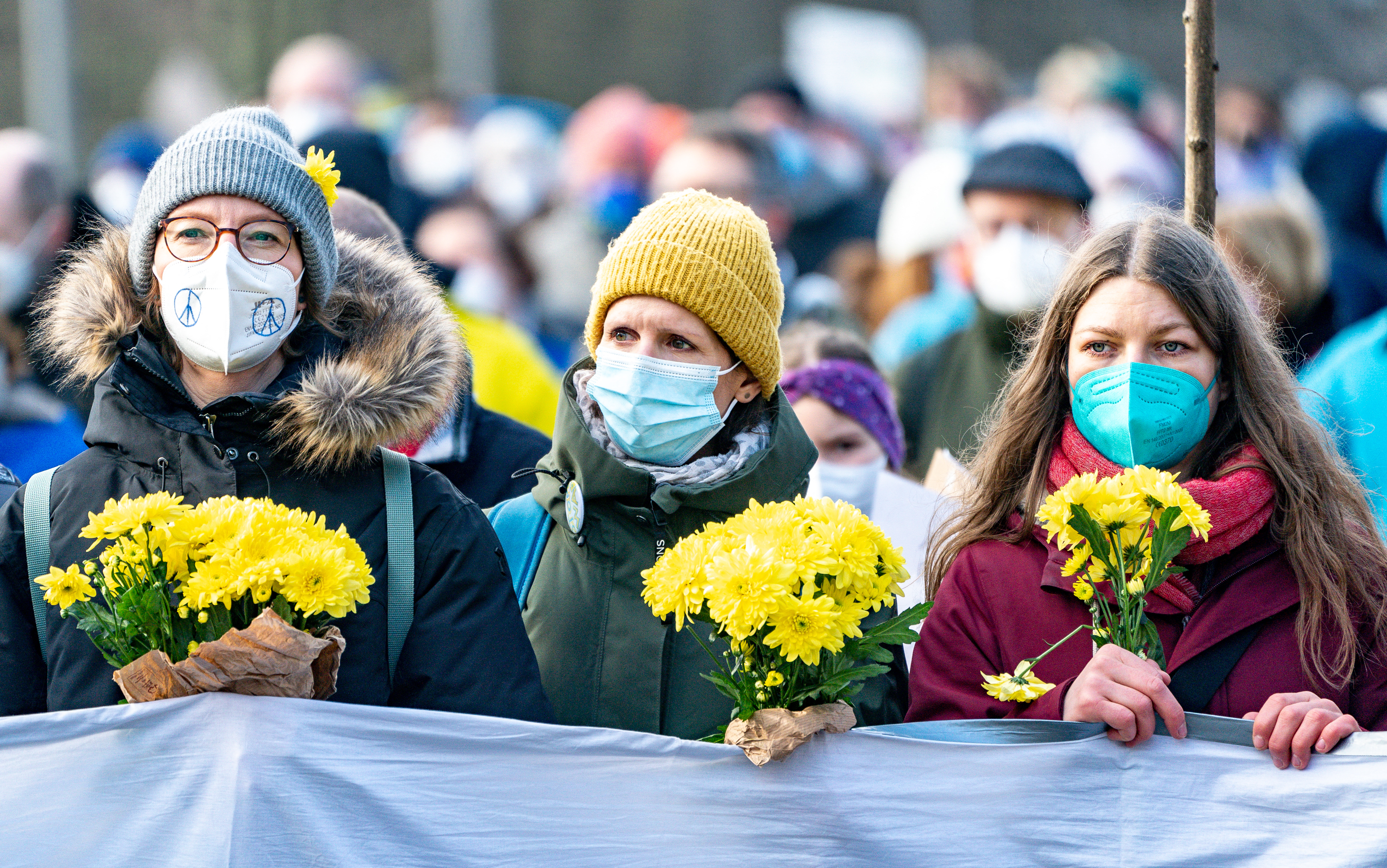 Some thousand participants demonstrate against the war in Ukraine, as they march through the inner city of Hamburg, northern Germany, on March 5, 2022. (Photo by Axel Heimken / AFP)