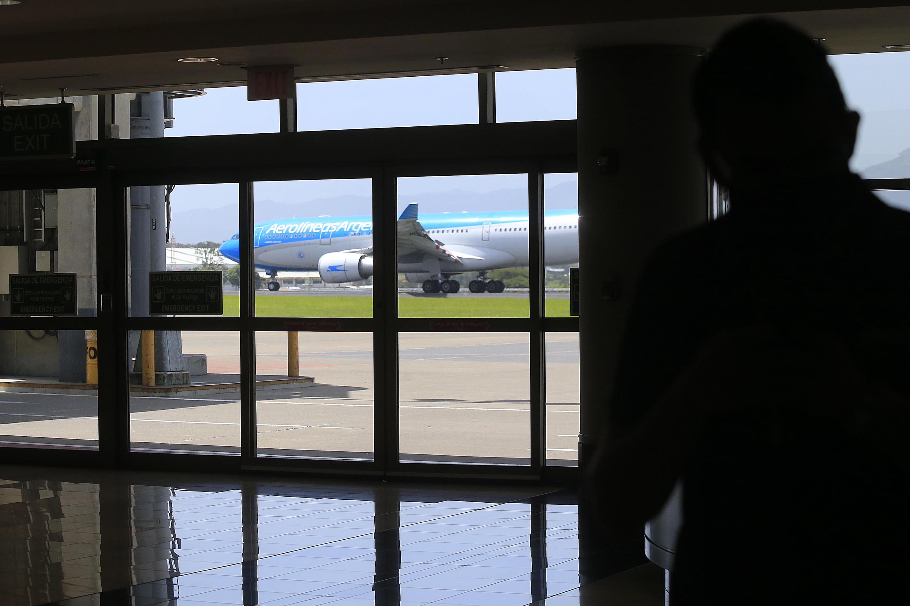 Aeropuerto Juan Santamaría. Del 9 al 15 de mayo, un total de 6.912 nacionales salieron del país. Foto: Rafael Pacheco