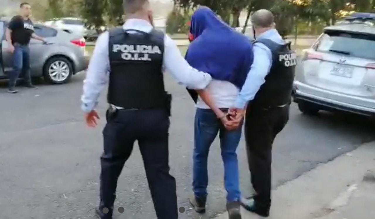 Dos oficiales de la Fuerza Pública fueron detenidos la tarde de este martes como sospechosos de participar en robo de armas en la Academia Nacional de Policía (ANP) en Los Pinos de Roxana de Pococí, Limón. Fotos de Reiner Montero.