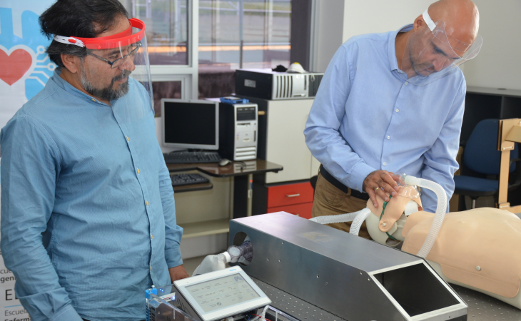 Ralph García, director de la Escuela de Física y Eduardo Calderón, de la Escuela de Ingeniería Mecánica probaron primero el ventilador en simuladores.
Fotografía: UCR