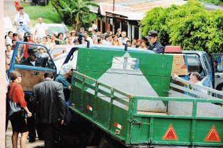 Hoy a eso aproximadamente de la 1am, Wilson Hernandez de 20 aos,murio impactados de 2 balazos en su cabeza,por causas no esclarecidas,dentro la cabina de un camion donde dormia.Foto de Jorge Castillo. 10:30am