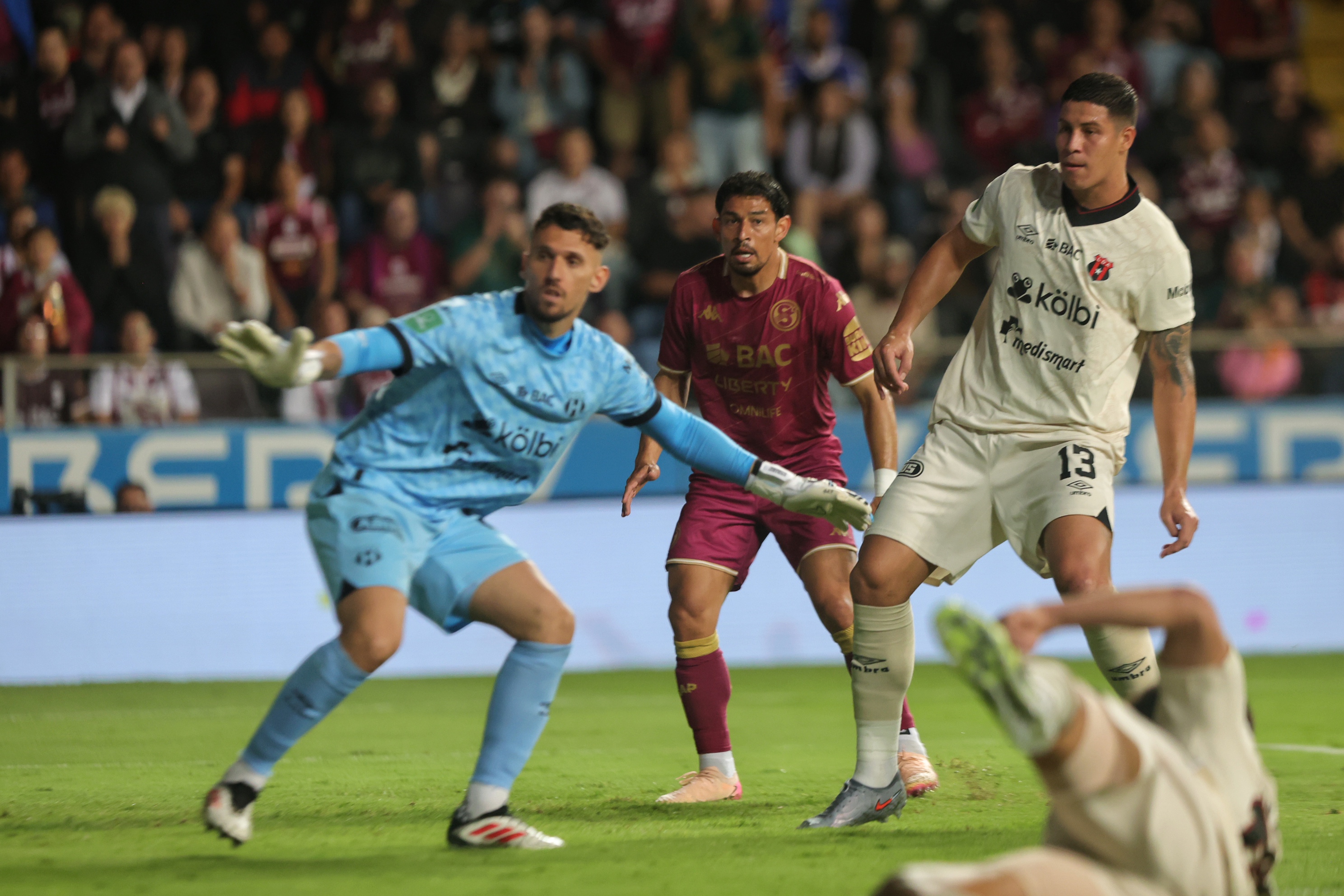 30/08/2025/ juego entre Deportivo Saprissa vs Liga Deportiva Alajuelense por el clásico nacional en la jornada 6 del torneo clausura 2025 en el estadio Ricardo Saprissa / foto John