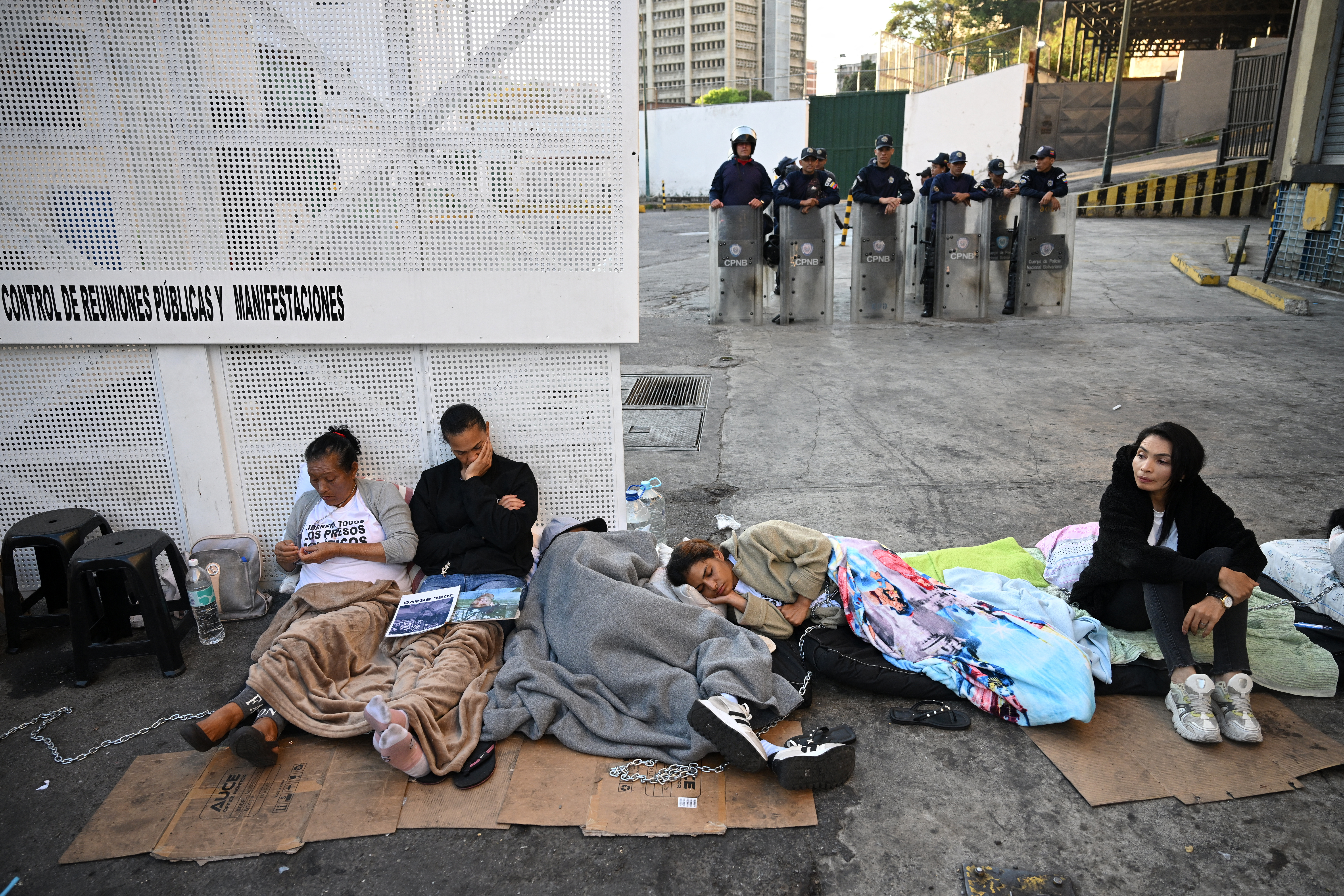 Una decena de mujeres se acostó en línea con tapabocas en la entrada de Zona 7 este sábado, dejando una lista con sus nombres como símbolo de la huelga de hambre que exigen respuestas sobre las excarcelaciones.
