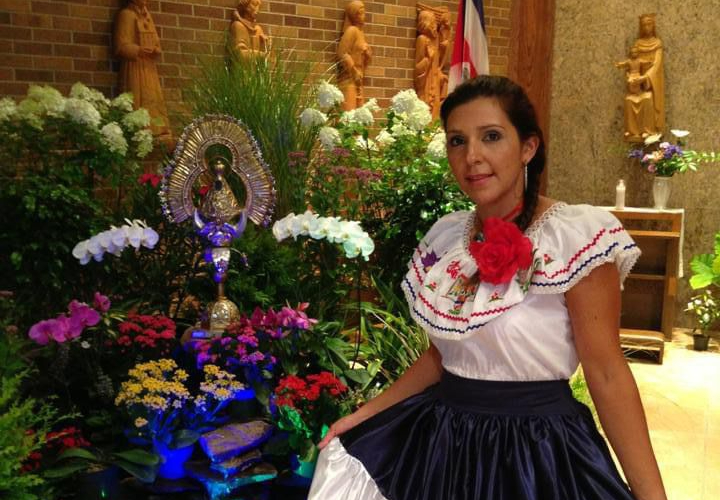Kattia Acuña con su traje típico de Costa Rica durante el festejo de la celebración del día de la Virgen de los Ángeles, en la iglesia María Inmaculada, en Somerville, Nueva Jersey, Estados Unidos.