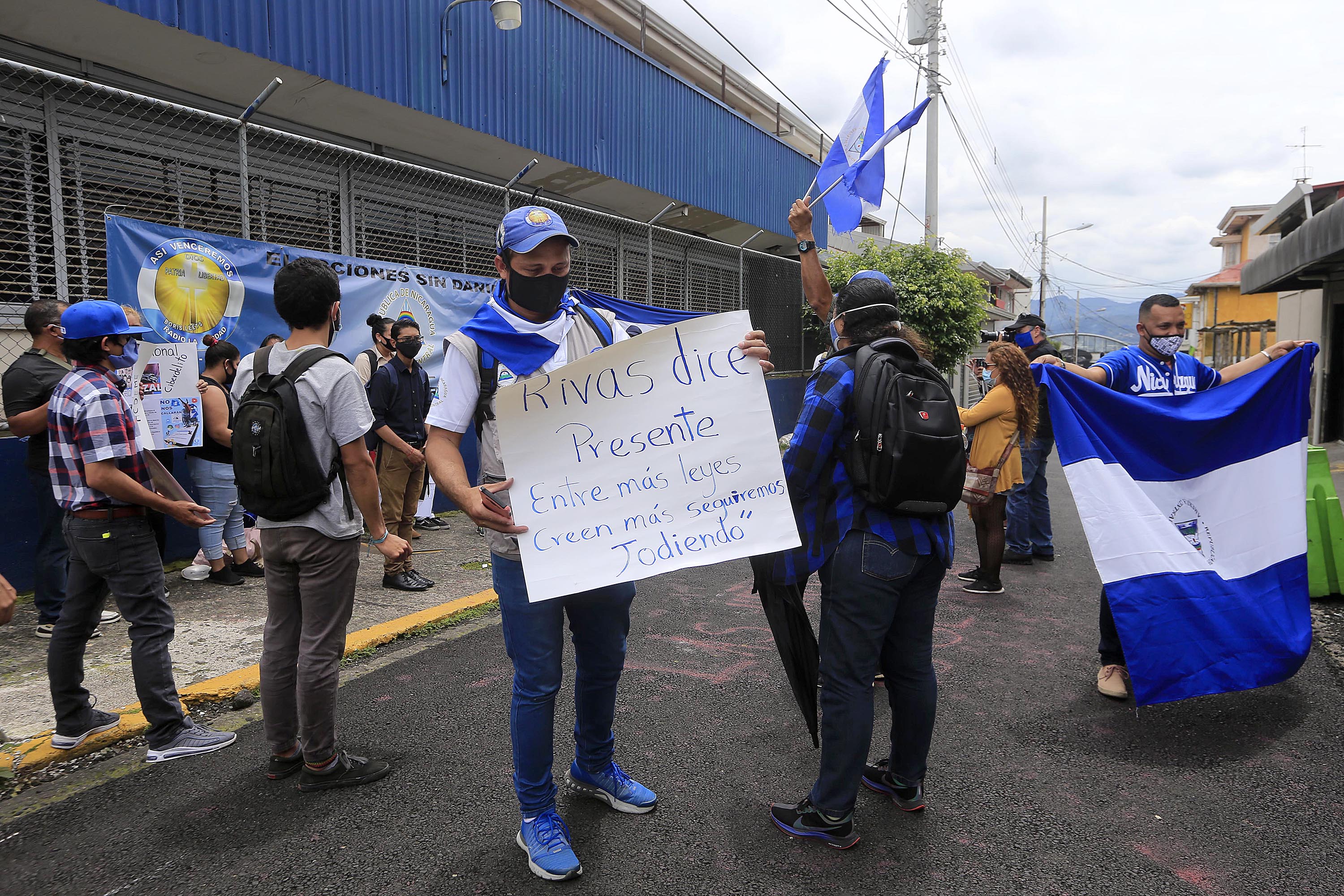 01/10/2020 Periodistas y comunicadores independientes nicaragüenses, exiliados en Costa Rica, se manifestaron frente a la embajada de ese país para exigir que se les deje trabajar con libertad en Nicaragua. Foto: Rafael Pacheco