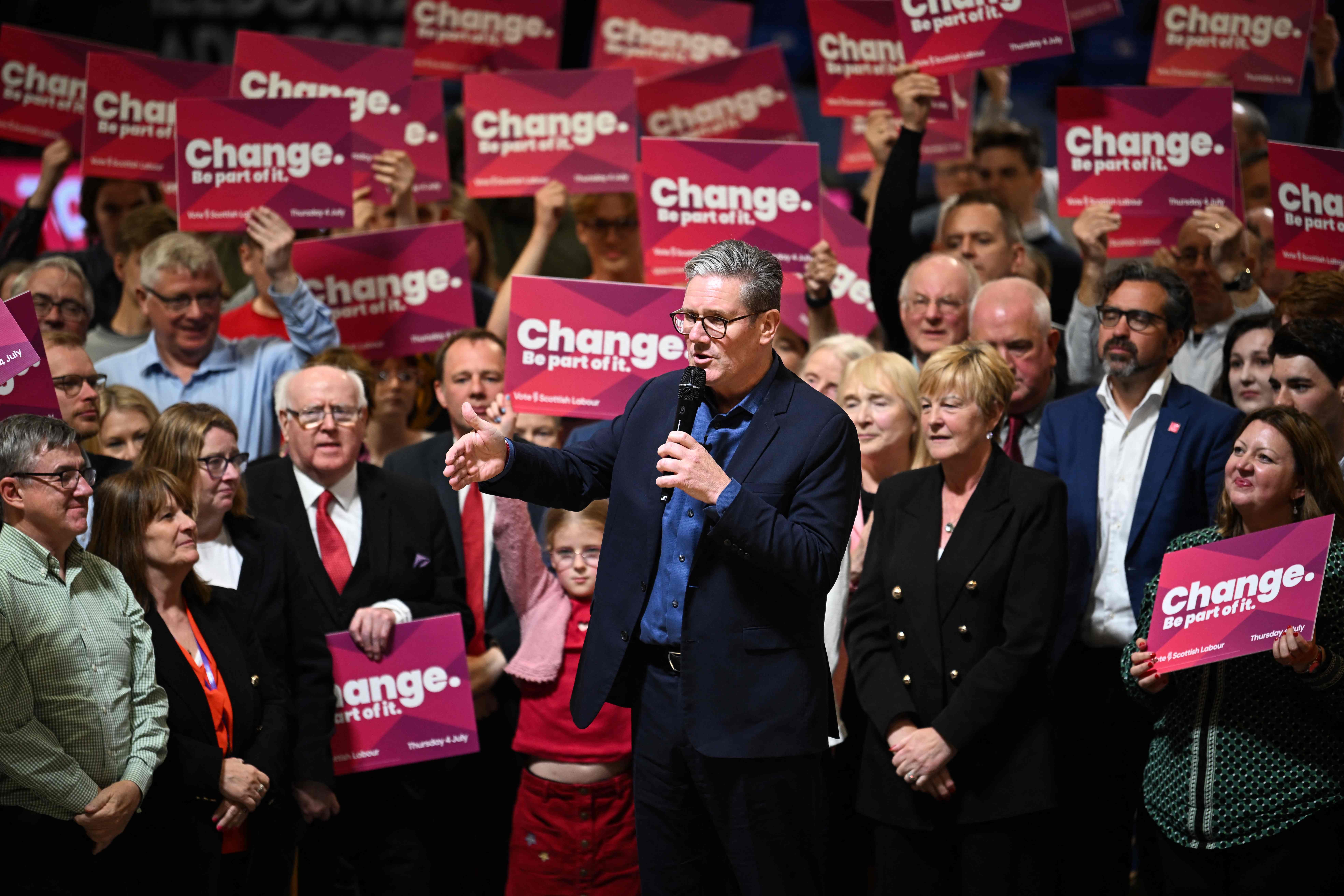 El principal líder del Partido Laborista de la oposición británica, Keir Starmer, pronuncia un discurso durante un evento de campaña en Glasgow el 3 de julio de 2024, en vísperas de las elecciones generales del Reino Unido. (Foto de ANDY BUCHANAN / AFP)