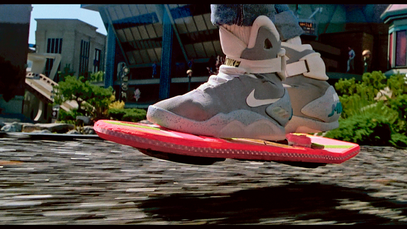 Las tenis aún no se amarran solas y las patinetas tampoco vuelan, como en el 2015 de Marty McFly. Universal para LN