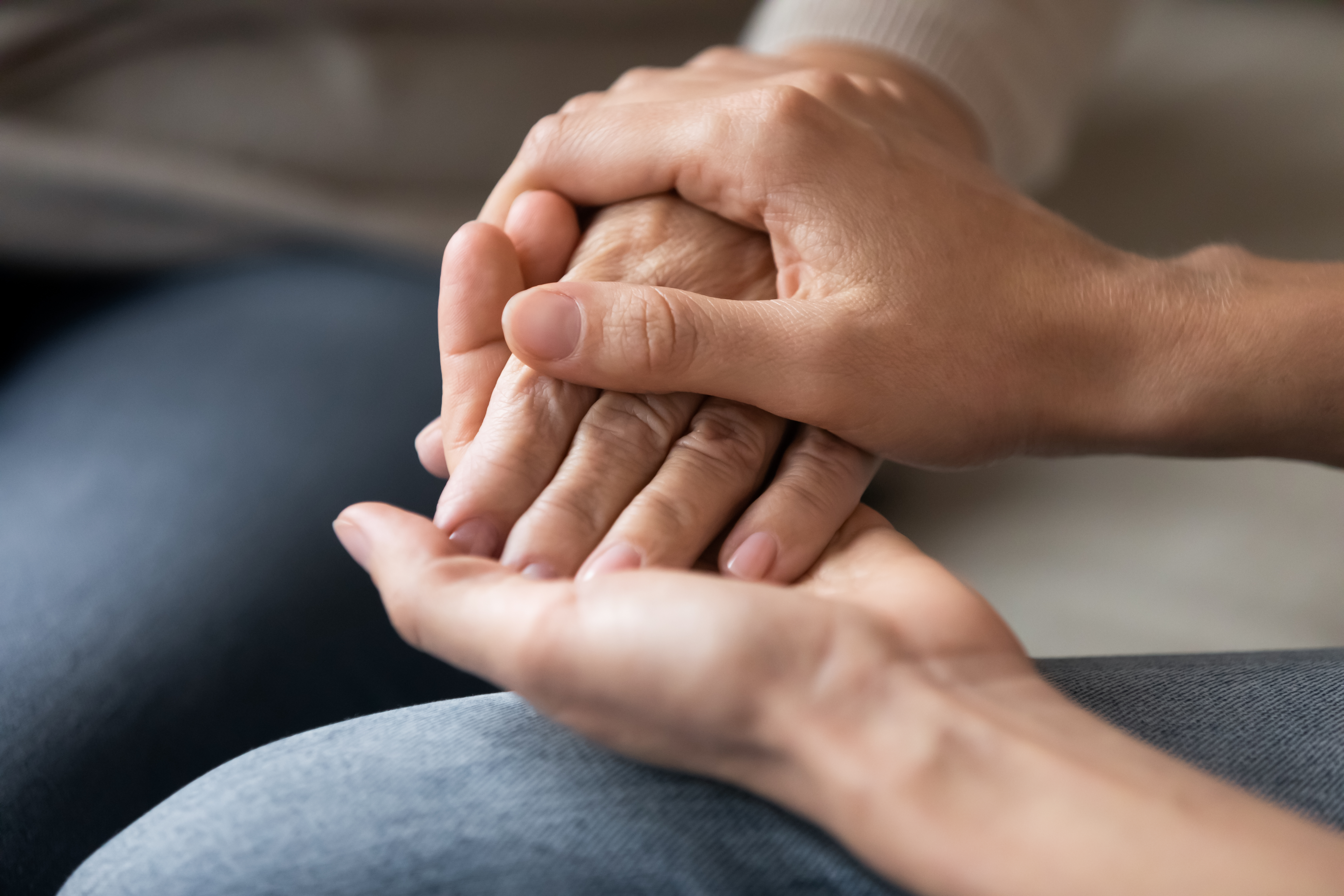 La escucha de otras personas es vital en un proceso de duelo ante la muerte de una madre o un hijo.
Fotografía: Shutterstock