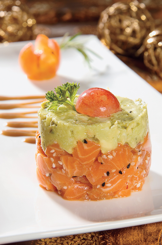 Tartar de salmón fresco con aguacate y manzana verde.