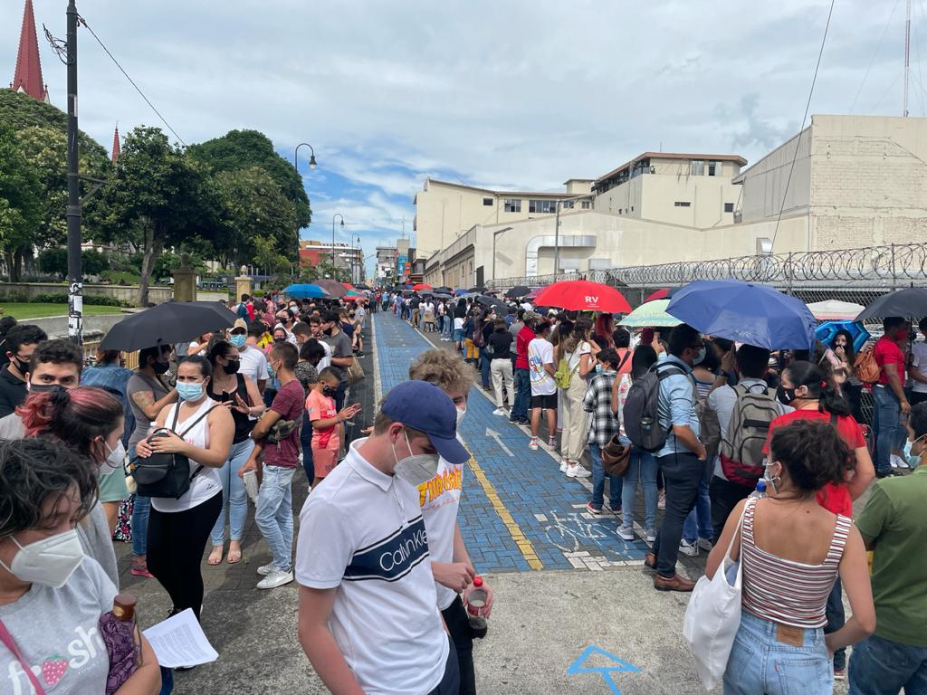 19/07/2021 Fila para vacuna costado sur del parque La Merced fotografía de Rafael Pacheco