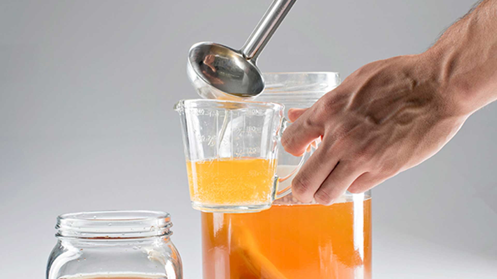 Descubra los beneficios de la kombucha para su sistema digestivo y aprenda a elaborarla con seguridad desde su hogar.