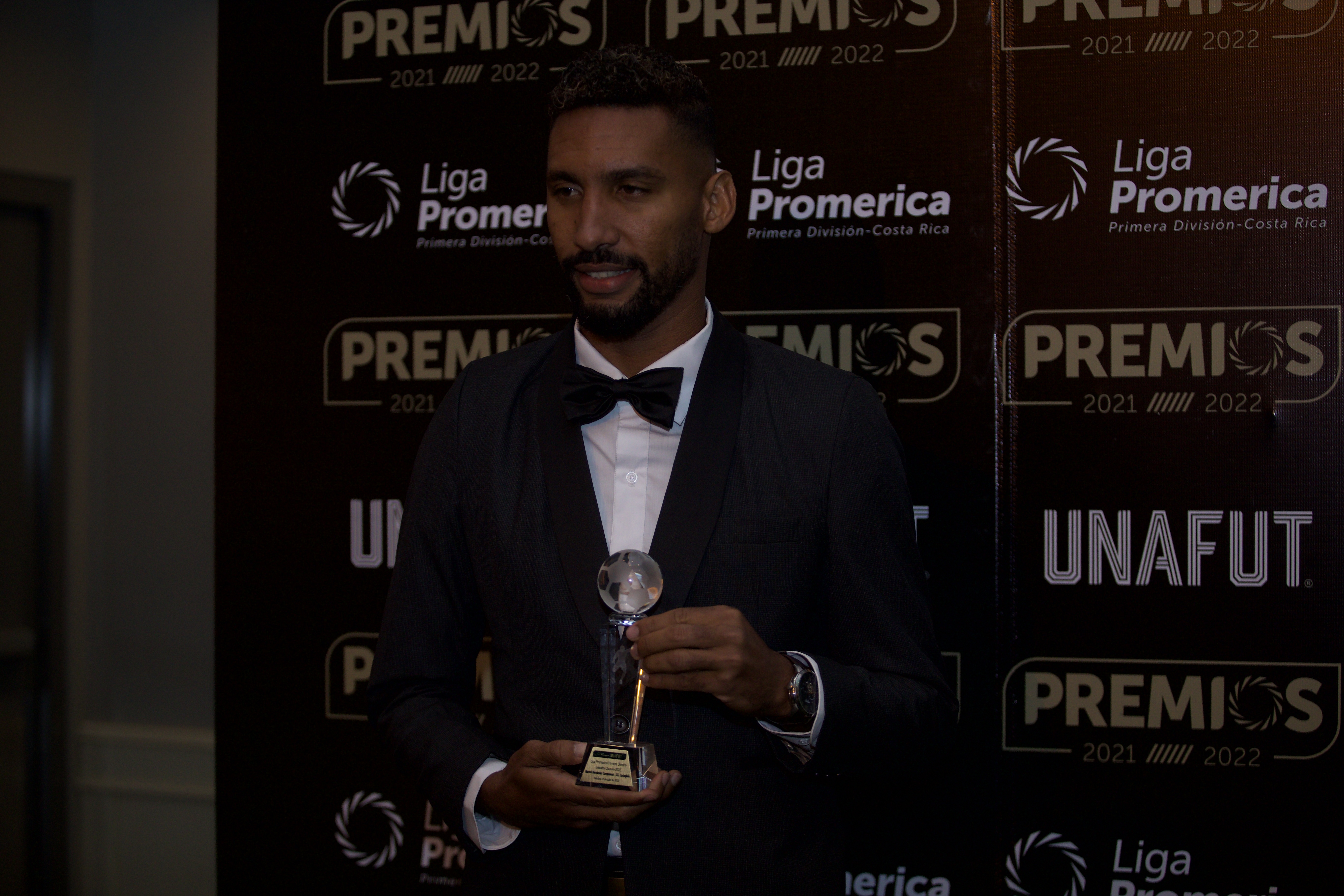 Después de ser la estrella de la noche en la premiación de la Unafut, Marcel Hernández madrugó este miércoles para presentarse al Centro de Alto Rendimiento, en Turrúcares.