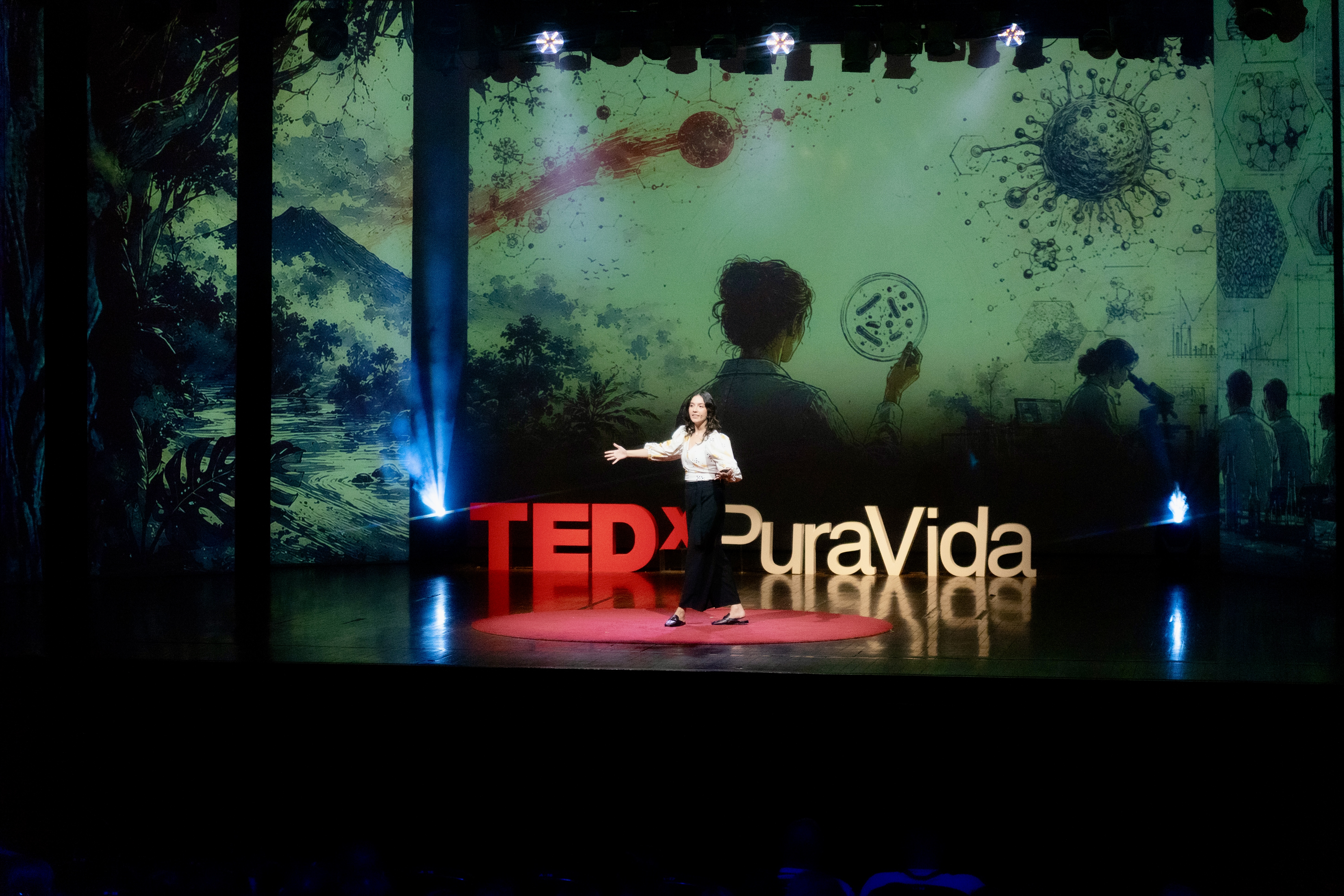 María José Durán, estudiante de doctorado en bioingeniería en el MIT durante su presentación en TEDx Pura Vida 2026.