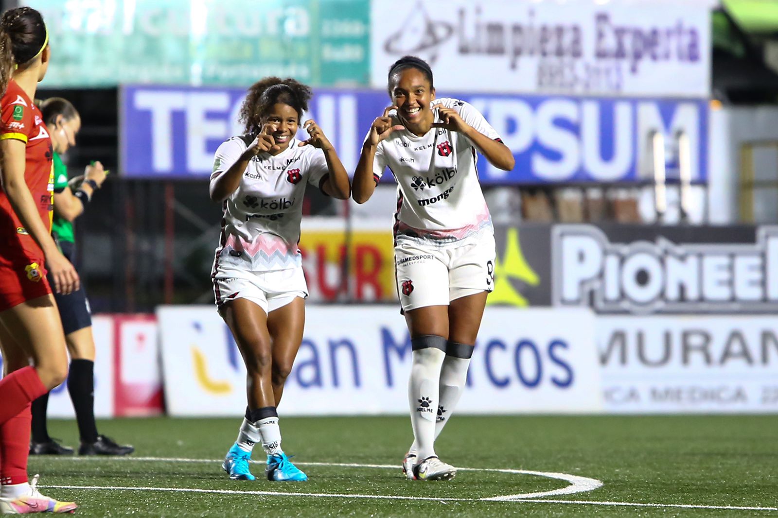 Mia Corbin convirtió los goles de la remontada de Alajuelense en el Colleya Fonseca ante Herediano.