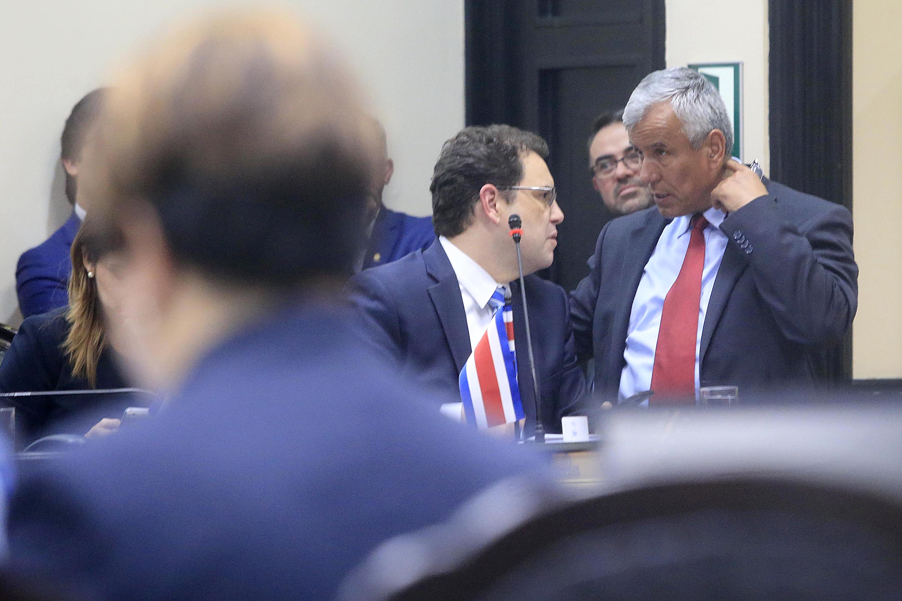 05/10/2018 Asamblea Legislativa. Primer debate de la reforma fiscal en el Plenario Legislativo. A las 5:21 p.m. fue aprobado el proyecto con 35 votos a favor, mientras que 22 diputados votaron en contra. Los jefes de fracción Carlos Ricardo Benavides (PLN) y Victor Morales Mora (PAC). Foto: Rafael Pacheco