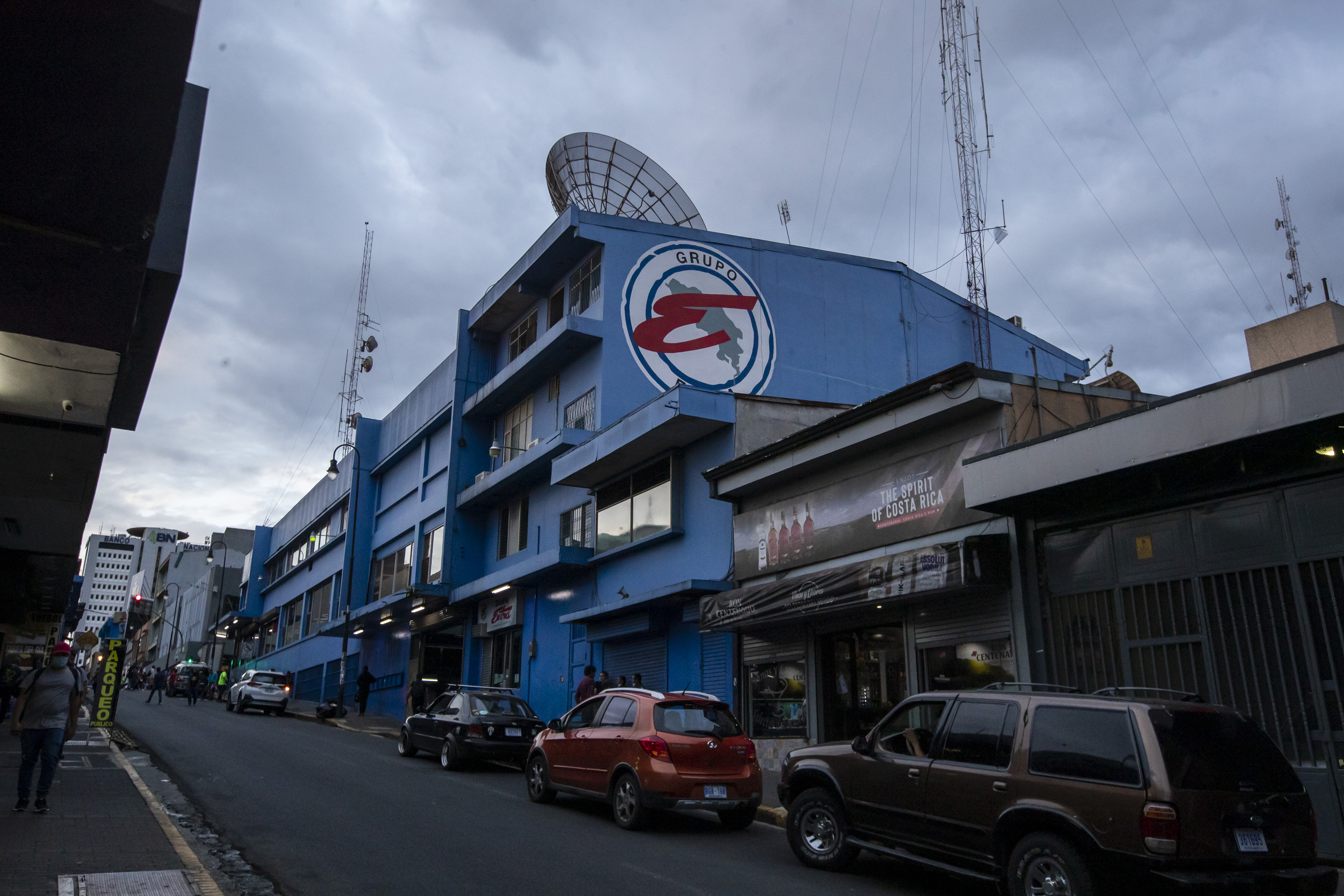 01/03/2022, San José, fotografías de la fachada del edificio de Diario Extra.