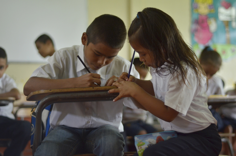 Niños de Nicaragua caminan 7 km diarios para ir a escuelas de Costa Rica | La Nación