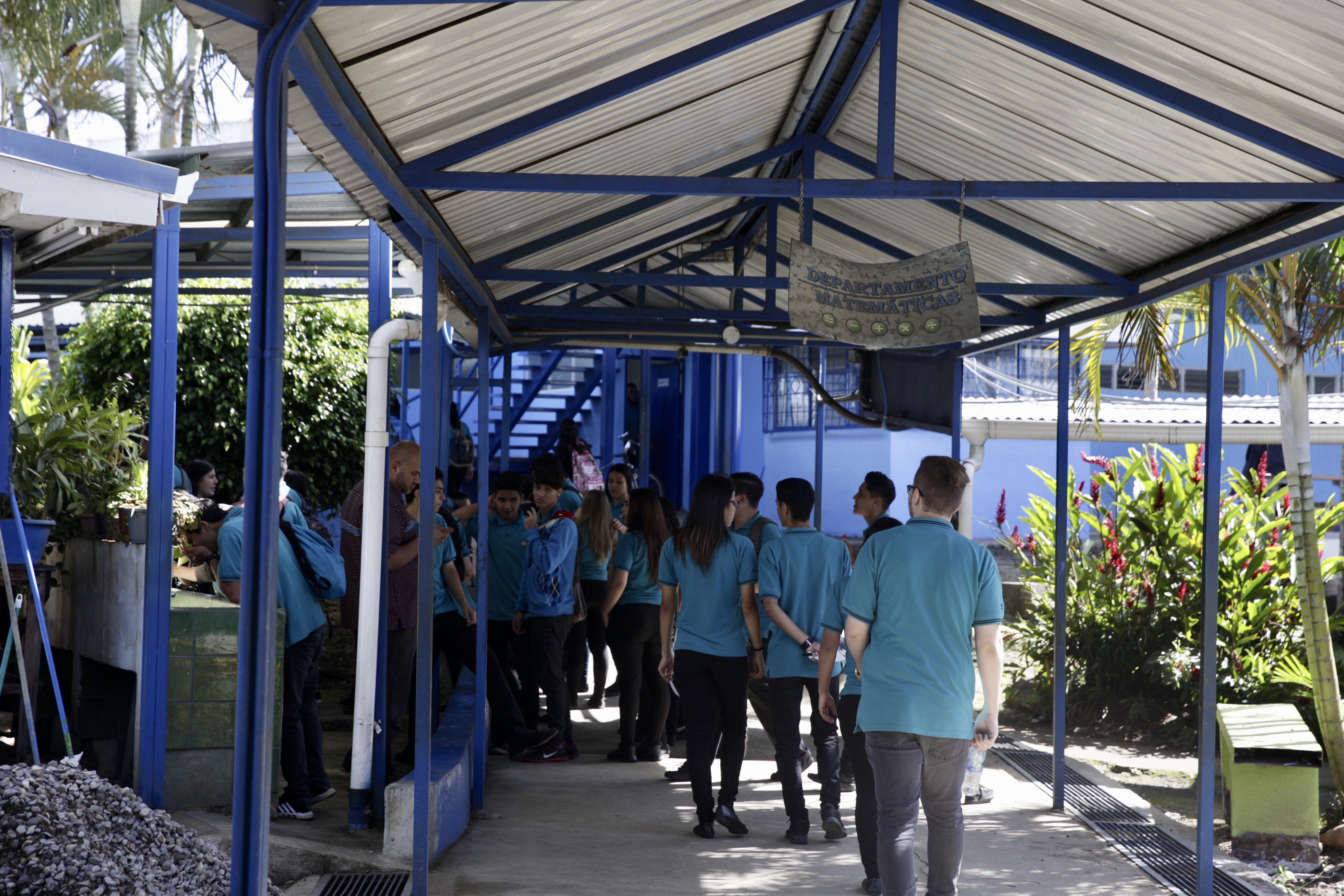 Un total de 392.275 familias costarricenses recibe una beca o subsidio estatal que les permite a sus miembros salir adelante. La iniciativa Avancemos, del Instituto Mixto de Ayuda Social (IMAS), que otorga una mensualidad a colegiales en condición de pobreza, es una de estas. Foto ilustrativa.