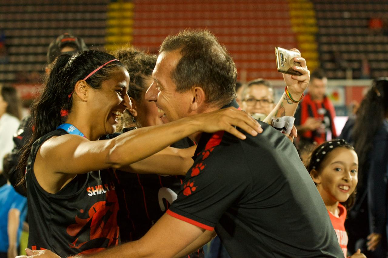 El abrazo entre Shirley Cruz y Wílmer López en una noche mágica para el liguismo.
