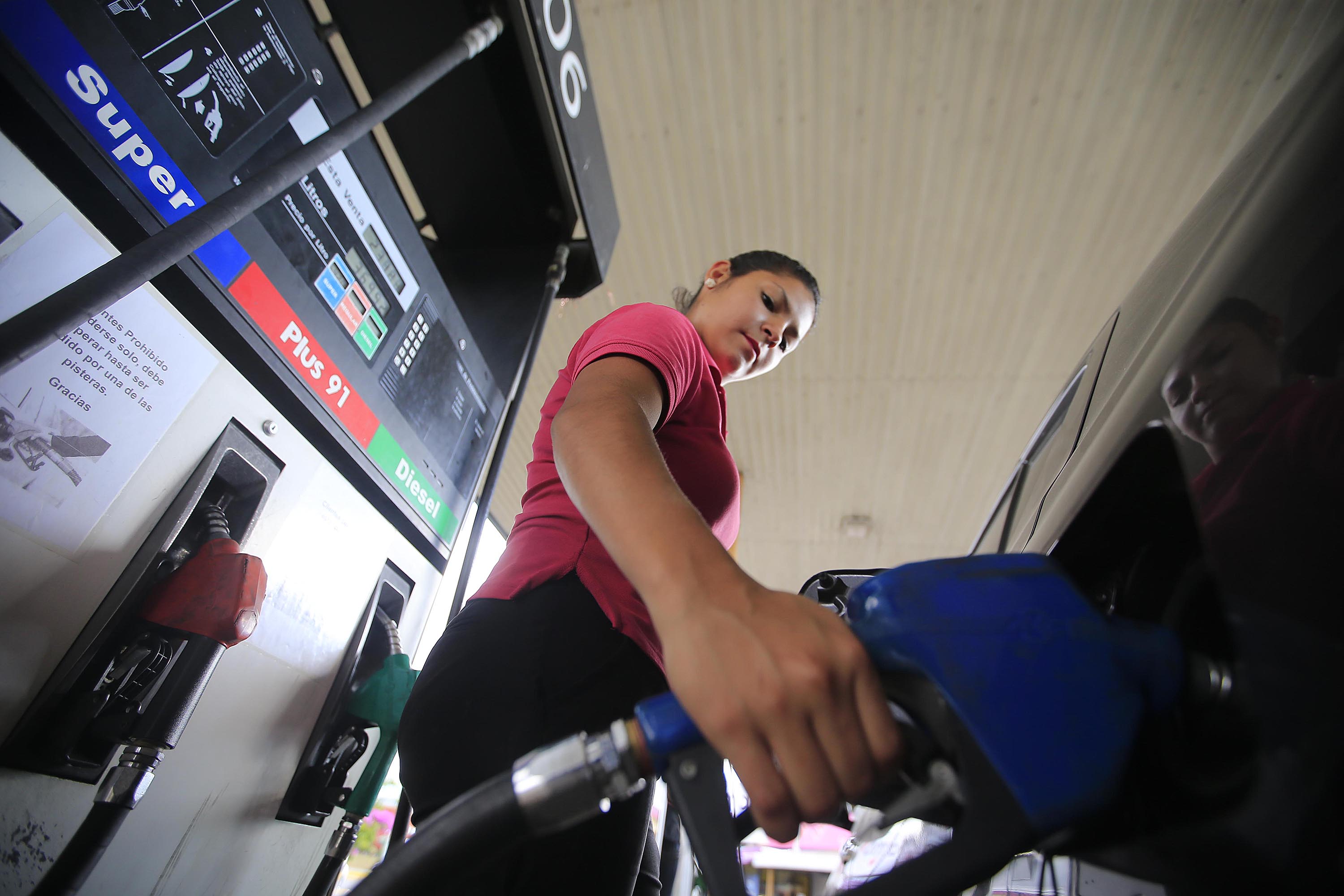 Yendry Páez atendía en la estación de servicio La Pista, por la Rotonda de las Garantías Sociales. Debido al incremento en el precio externo, Recope pidió, el 11 de mayo, un incremento en el precio de los combustibles. Foto: Rafael Pacheco