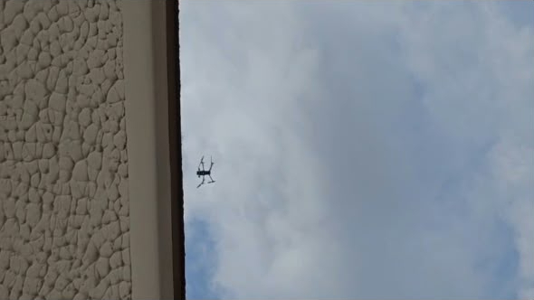 Vecina de condominio indicó que drones emitían órdenes para ingresar a las viviendas durante la inauguración del Cacco.