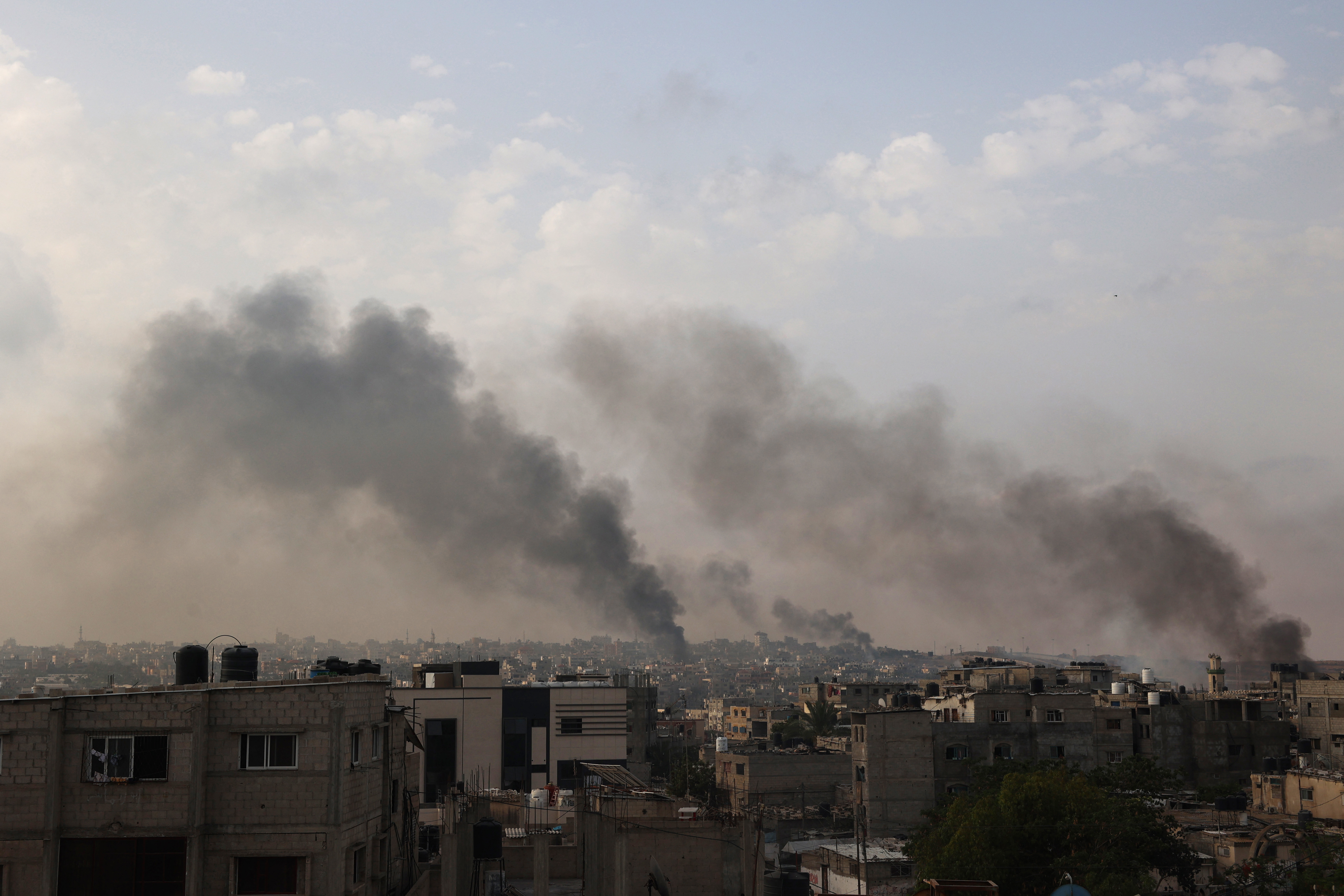 La Defensa Civil de Gaza afirmó que un bombardeo israelí dejó 21 muertos en un campo de desplazados en Rafah. El ejército de Israel negó haber atacado ese lugar.