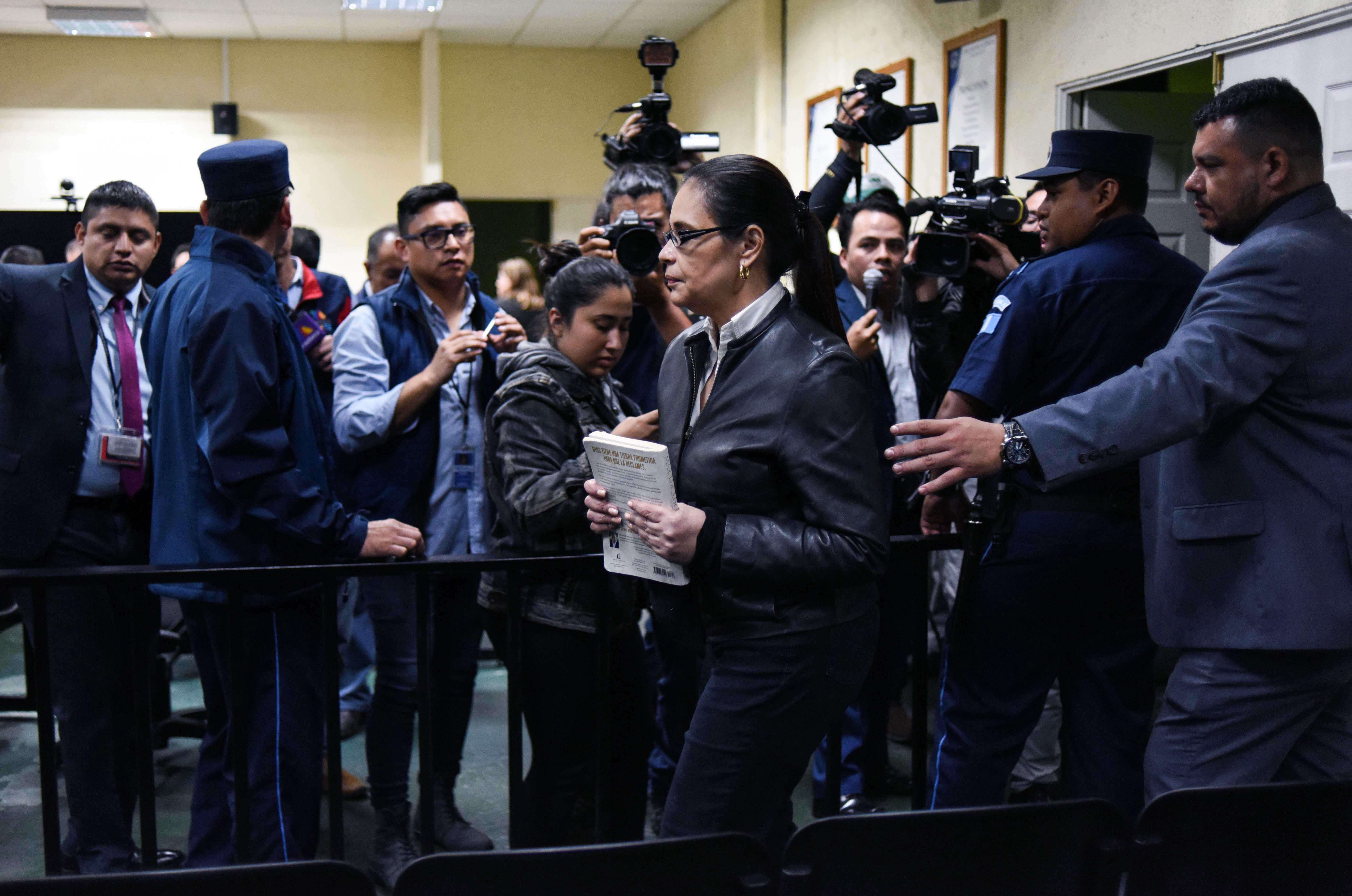 Former Guatemalan vice-president (2012-2015) Roxana Baldetti (C) is pictured after being sentenced to a 15 years and six months prison term, for illicit association, influence peddling and fraud, during a hearing at the court in Guatemala City on October 9, 2018 - Guatemalan Judge Pablo Xitumul found Baldetti guilty of leading a "criminal network" and condemned former Guatemalan vice president, who was in preventive detention since 2015. (Photo by JOHAN ORDONEZ / AFP)