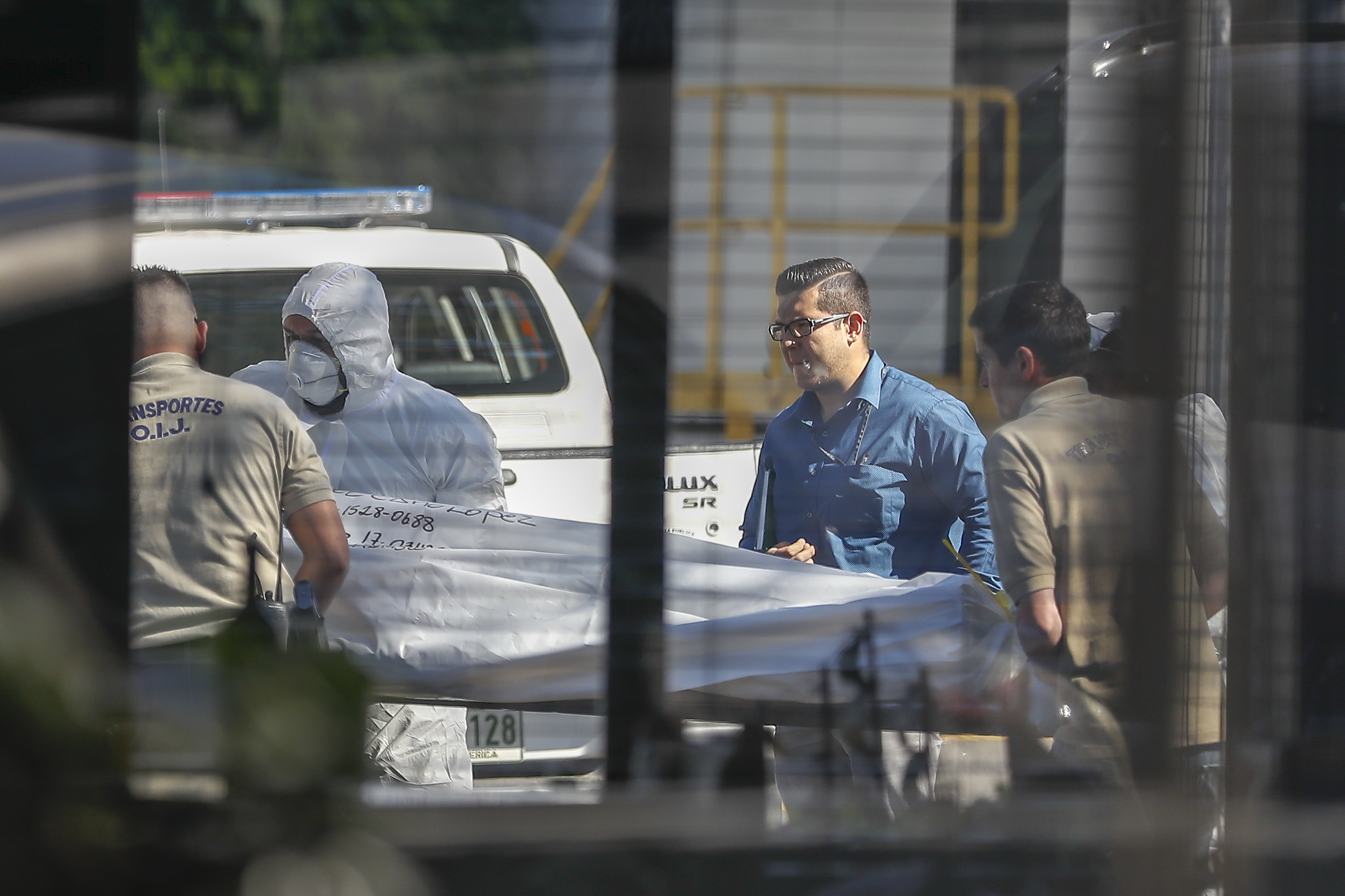22/12/2017, San José, Calle Blancos, Centro Comercial El Pueblo, el OIJ hace el levantamiento de un cuerpo que en la madrugada de este viernes fue asesinado en el parqueo del centro comercial. Fotografía José Cordero