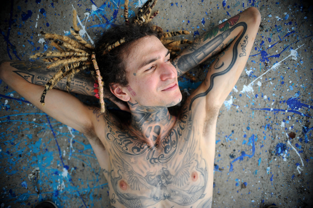 Bloke, oriundo de Jacó, se dio a conocer con el tema ‘A cachete’ al ritmo de trap. Ahora en su disco ‘Rehabilitación’, cambió la tónica de su música y cómo se apartó de las drogas y se acercó a la naturaleza.