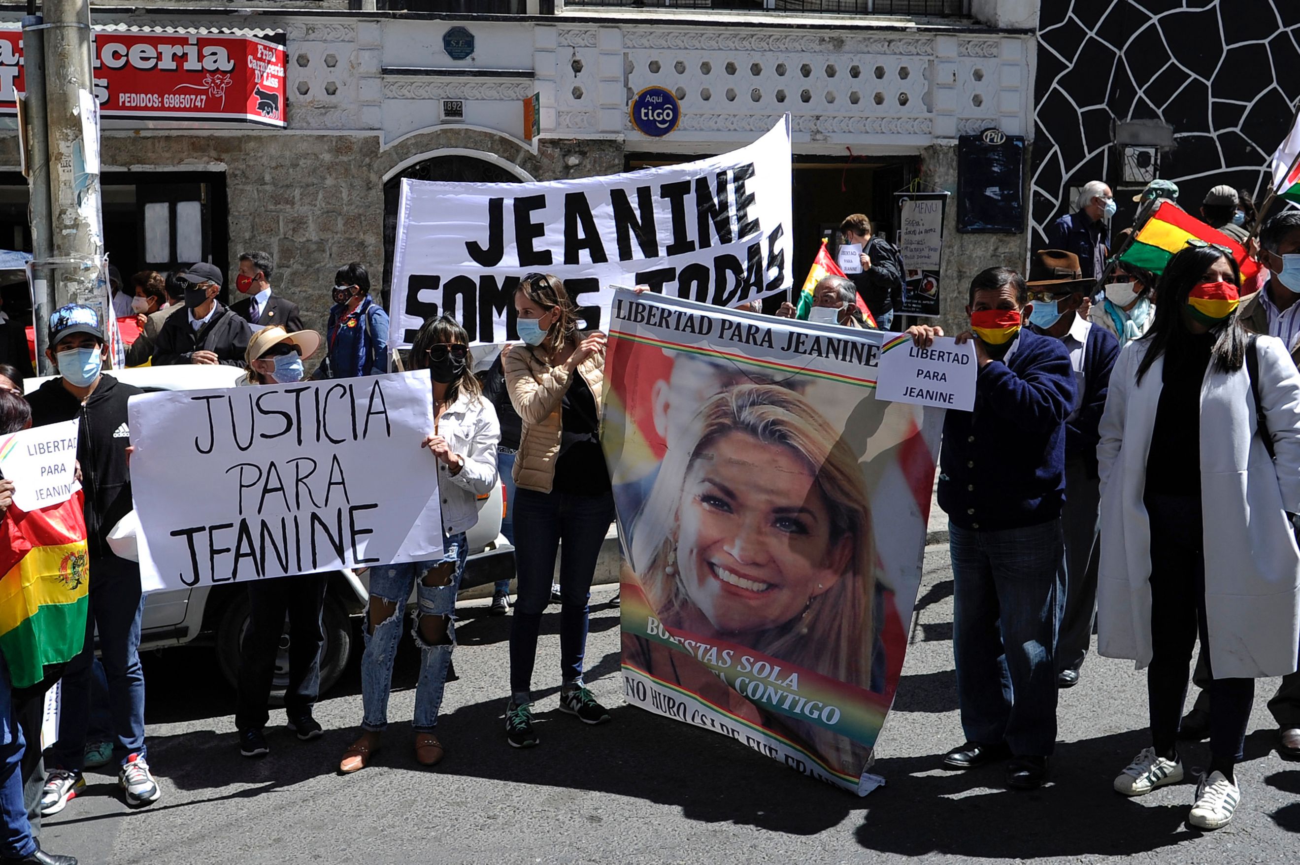 Supporters of the Bolivian former Interim President Jeanine Anez take part in a demonstration demanding justice and her release from jail outside Miraflores Women's Penitentiary Center where she returned after been translated to a Hospital to receive medical attention in La Paz, on August 18, 2021. (Photo by JORGE BERNAL / AFP)