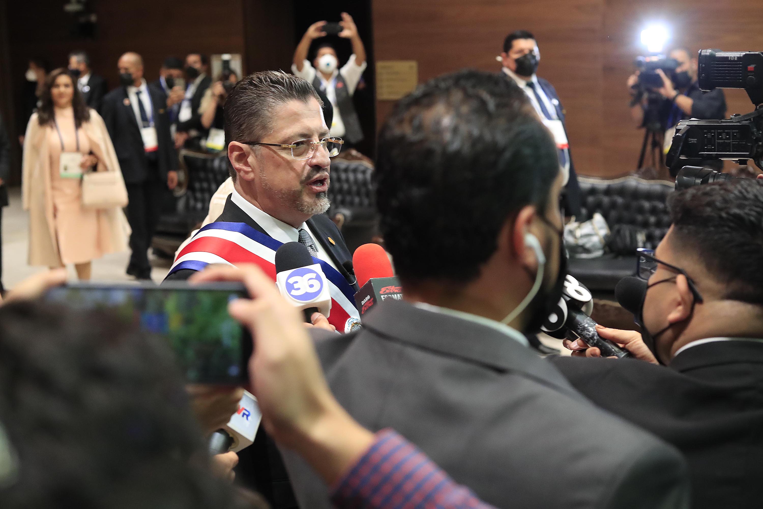 08/05/2022 Asamblea Legislativa. Traspaso de poderes. Rodrigo Chaves Robles asumió como presidente de la República. El diputado y presidente de la Asamblea Legislativa, Rodrigo Arias Sánchez, le colocó banda presidencial, a las 10:30 a.m.
