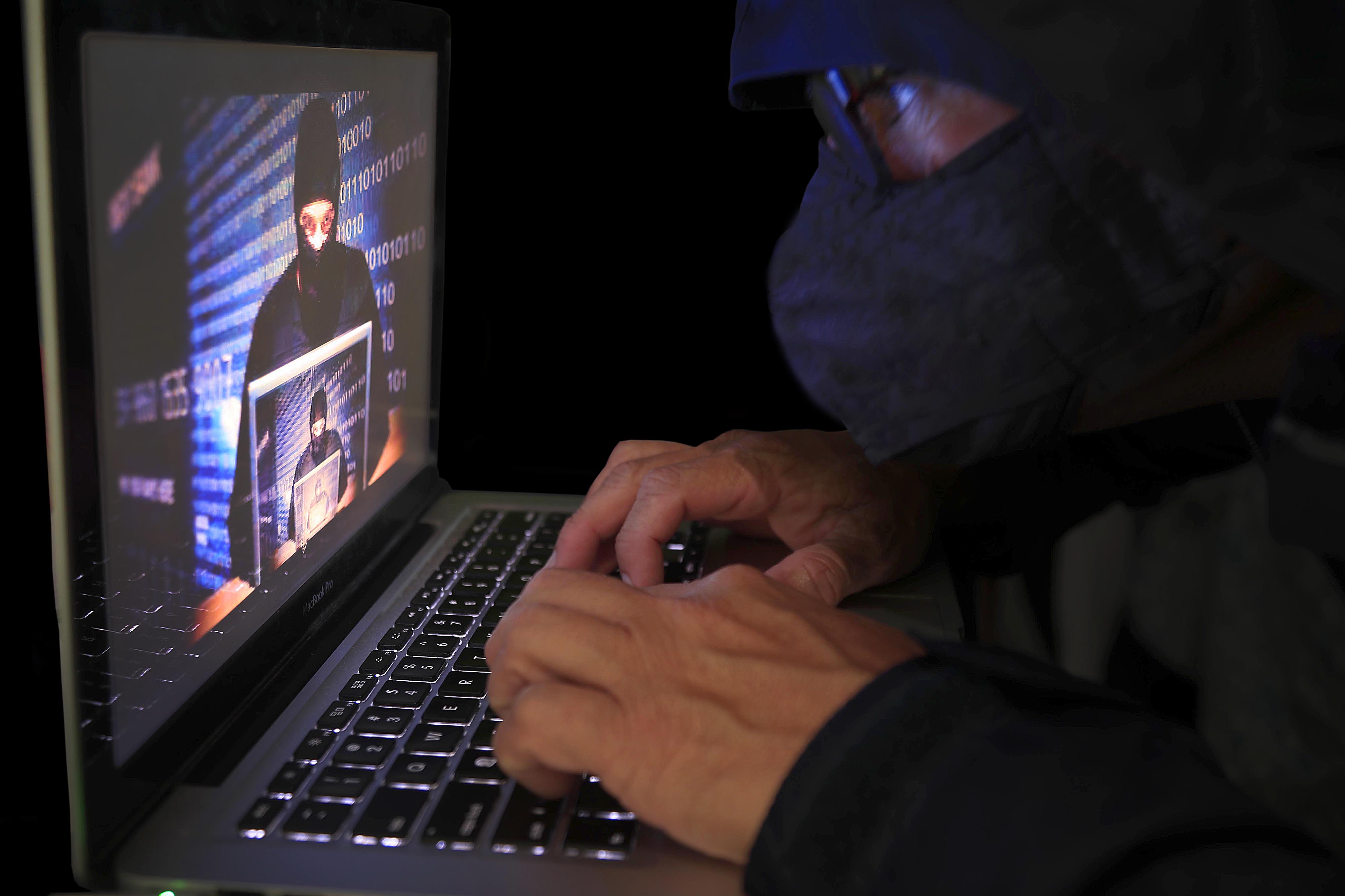 18/01/2023 Fotos conceptuales para temas relacionados con Fraude electrónico; Fraude cibernético; Piratería informática; Hackers; Fraude informático; Ciberataque; Inseguridad cibernética; Computadoras; Redes; Ciberseguridad; Servidores; Bases de datos.