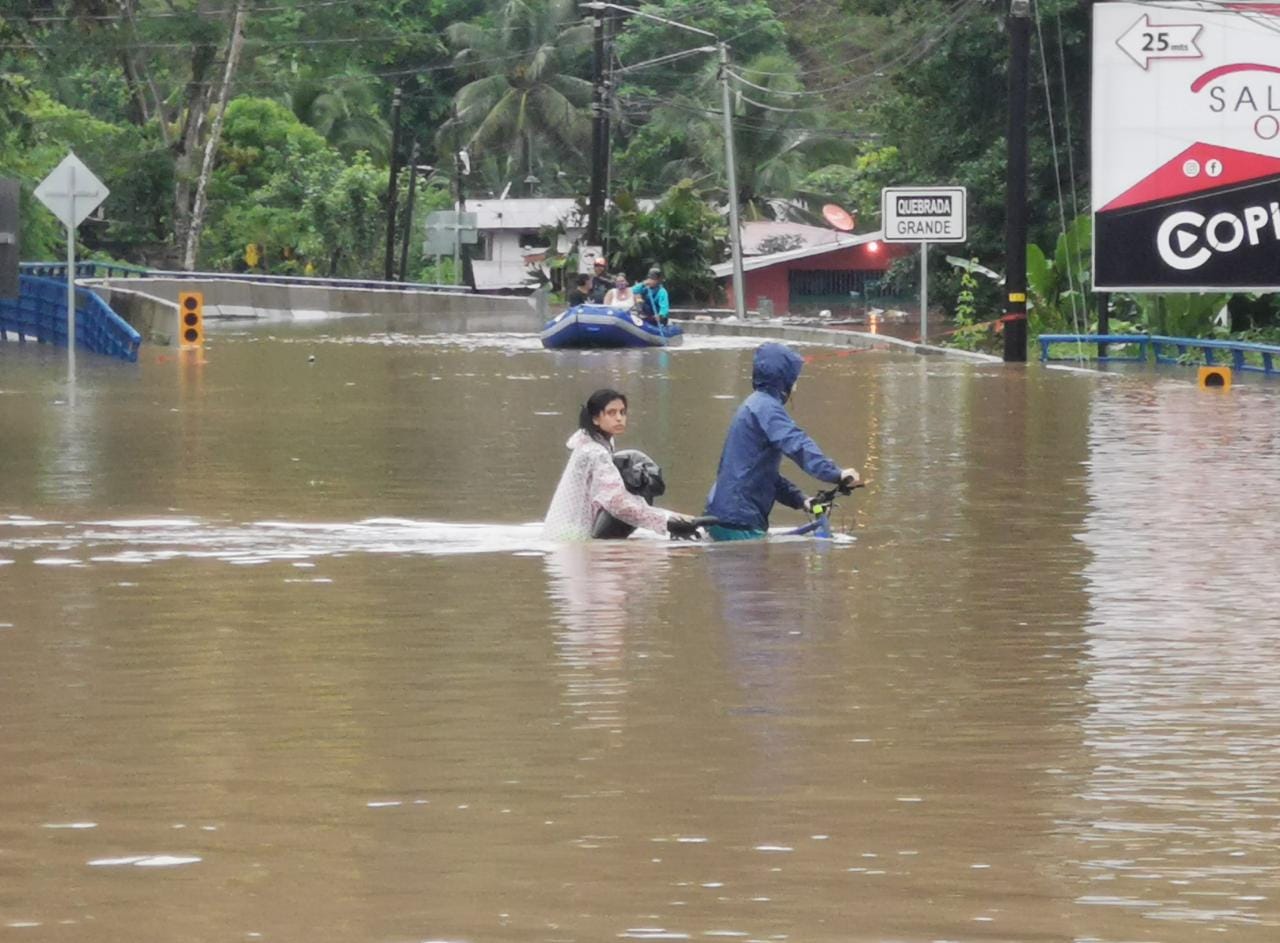 En Puerto Viejo de Sarapiquí las personas tienen que salir hacer sus mandados con o sin inundación. Foto: Reiner Montero