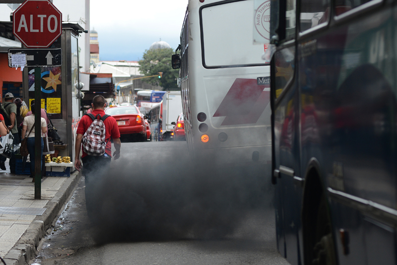 19/11/2015.Hora:2:30 p..m.
El estado de la Nacion publiuco que la contaminacion de vehiculos particulares supera la del transporte publico.
En la foto Mercado de la Coca Cola.
CARLOS GONZALEZ/GRUPO NACION.