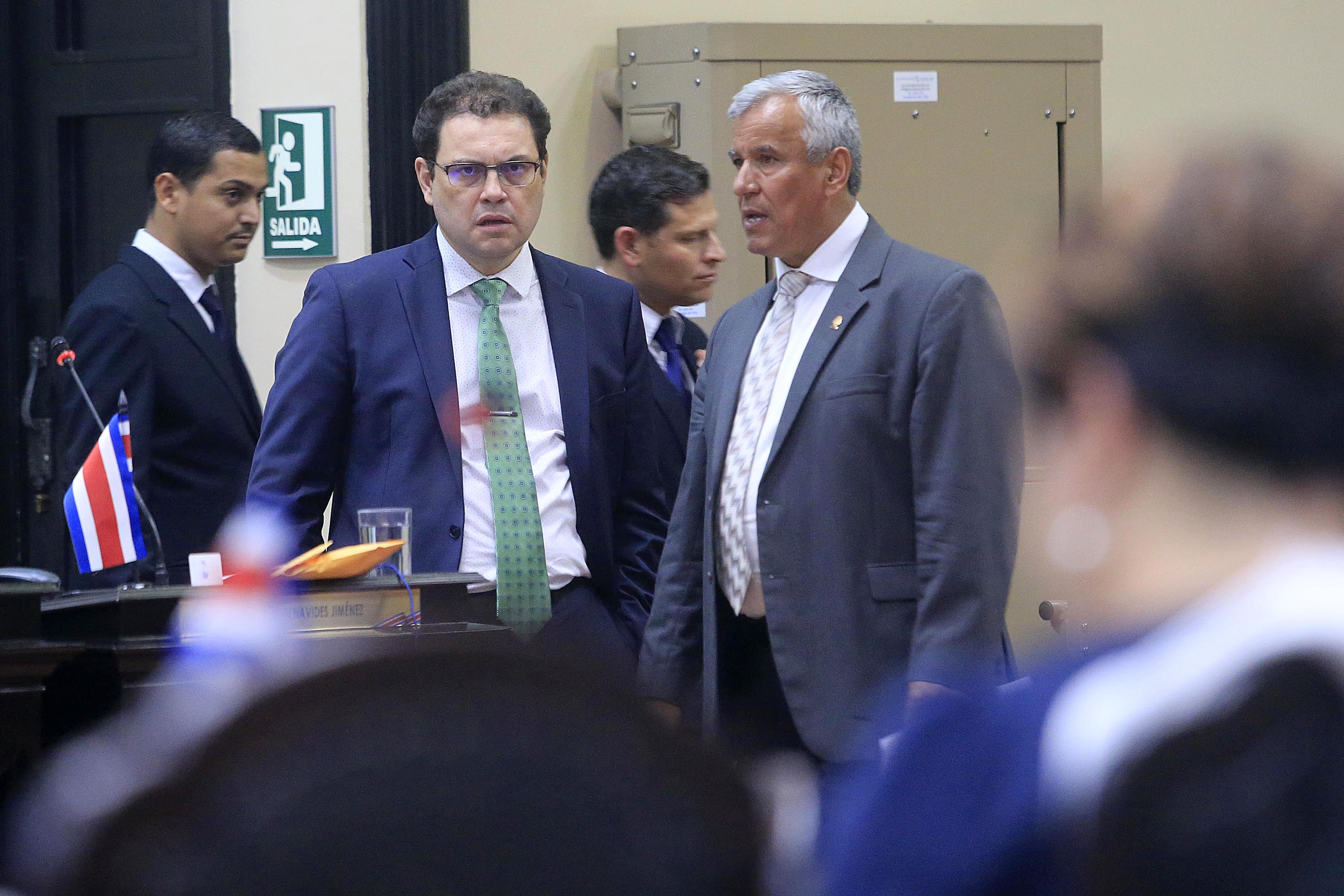04/10/2018 Asamblea Legislativa. Primer debate de la reforma fiscal en el Congreso, votación de mociones, en Plenario Legislativo. Diputados Carlos Ricardo Benavides y Victor Morales Mora. Foto: Rafael Pacheco