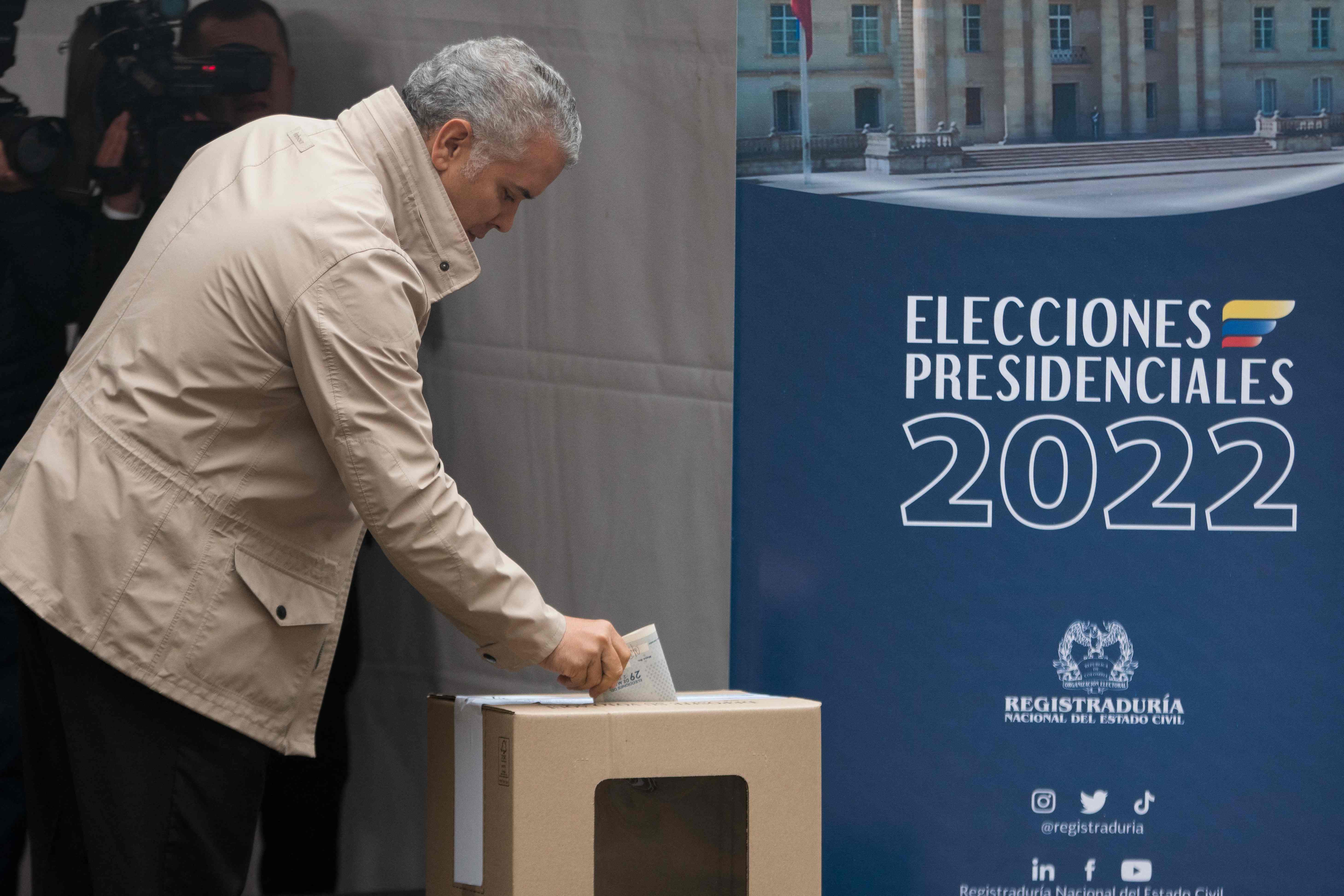 Colombian President Ivan Duque casts his vote at the polling station located at the National Capitol in Bogota during the presidential election, on May 29, 2022. - Colombians headed to the polls Sunday in a first round of presidential elections, with a leftist poised for victory for the first time in the country's troubled history. (Photo by Juan Pablo Pino / AFP)