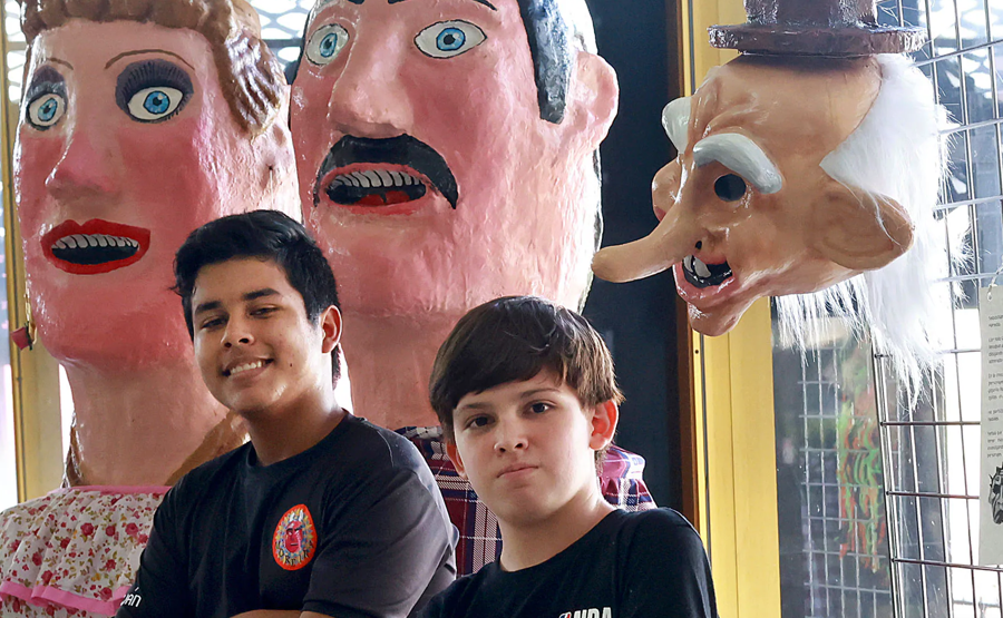 Biblioteca Nacional. Los niños de Sebastián Cruz Hernández (a la derecha), de doce años, y Julián Moreira Ramírez, de trece, ambos vecinos de Santa Bárbara, son los más jóvenes de los expositores de mascaradas tradicionales, en el marco del Día de la Mascarada Tradicional Costarricense. Foto: Rafael Pacheco Granados