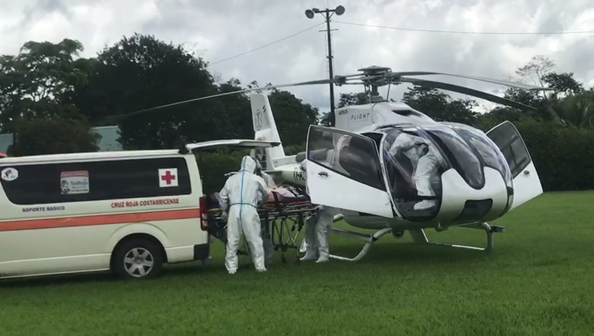 Este sábado 29 de agosto, una paciente con covid-19 fue trasladada, vía aérea, desde el hospital de San Carlos hasta el CEACO, en San José. Fotografía: Edgar Chinchilla