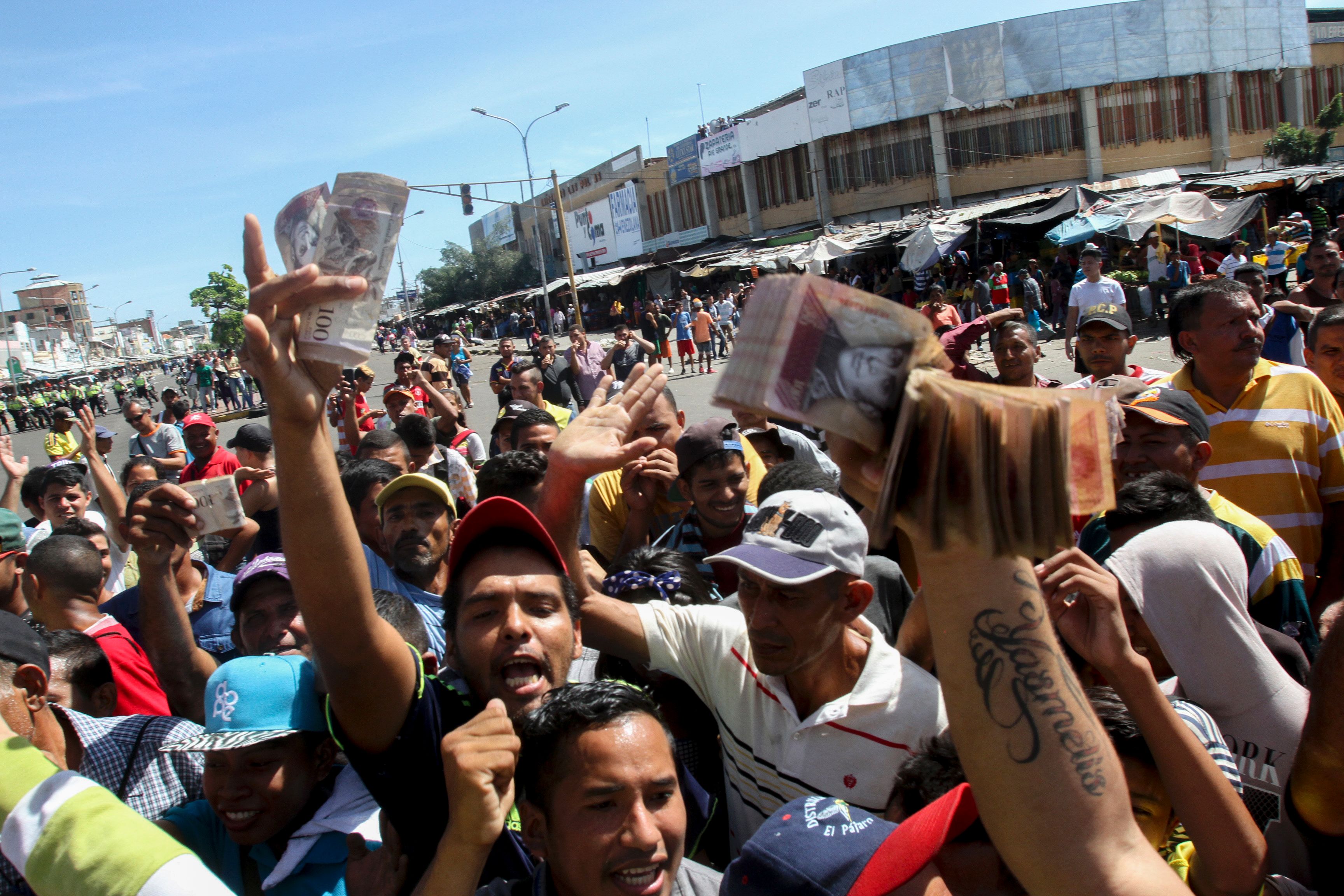 Venezolanos protestan en el estado de Maracaibo por la decisión del gobierno venezolano de retirar el billete de 100 bolívares y la ausencia de nuevos billetes.