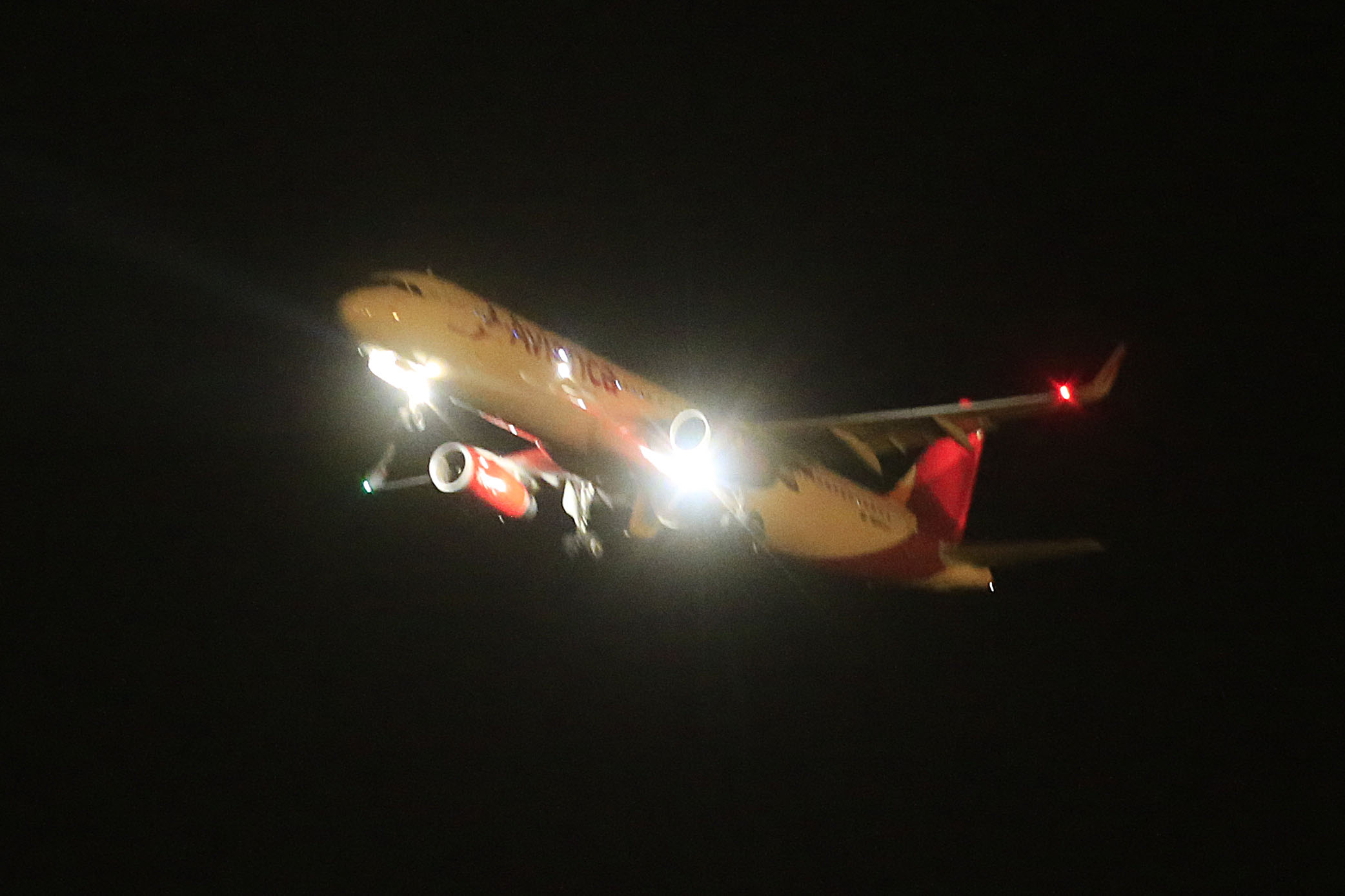 Cubanos ya van rumbo hacia El Salvador, en un vuelo de Avianca.
