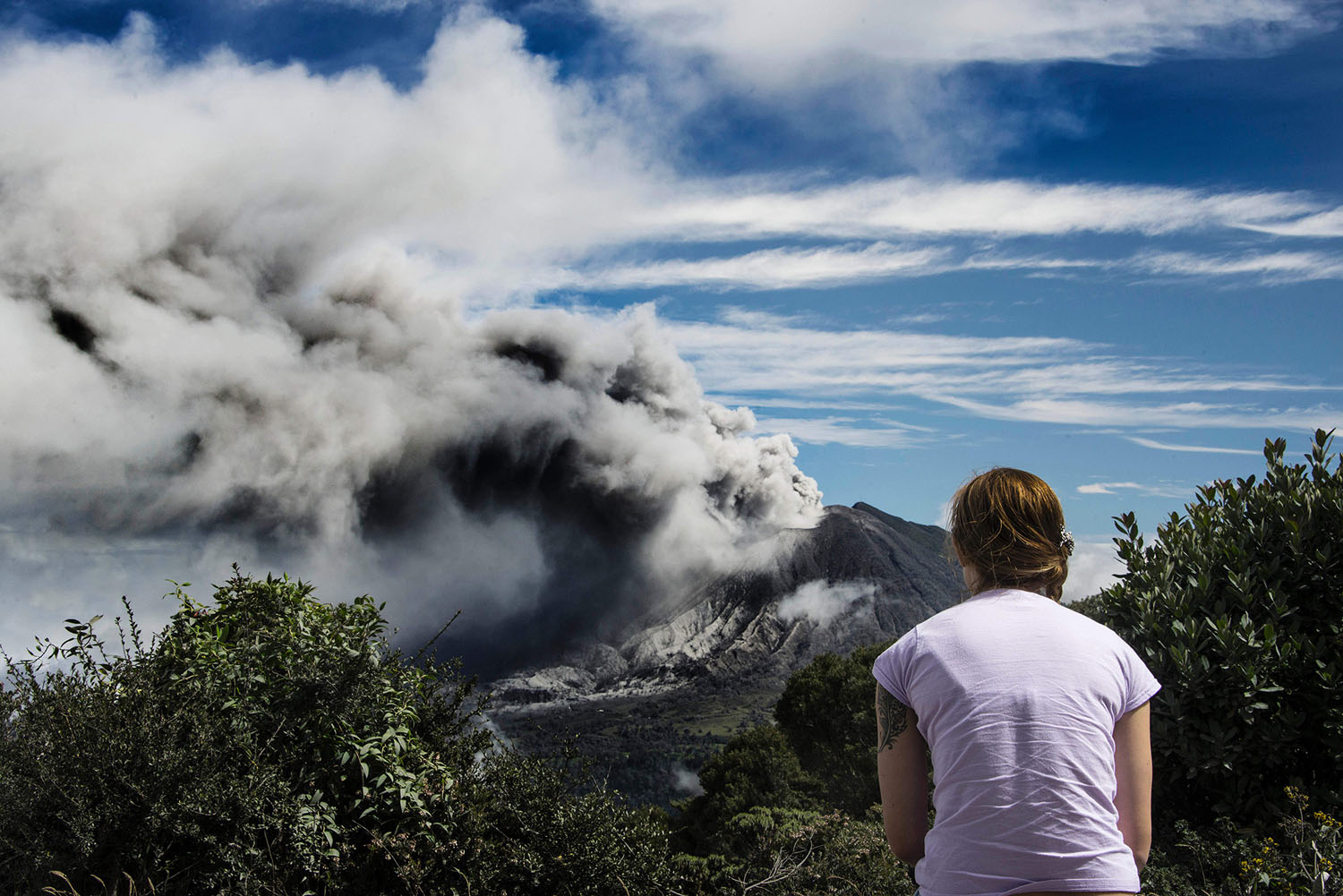 Un turista observa la ceniza arrojada por el volcán Turrialba, en Cartago, Costa Rica, el 6 de enero de 2017. Las autoridades costarricenses declararon una alerta verde en toda el área metropolitana. Foto: Ezequiel Becerra / AFP / Getty para The Atlantic